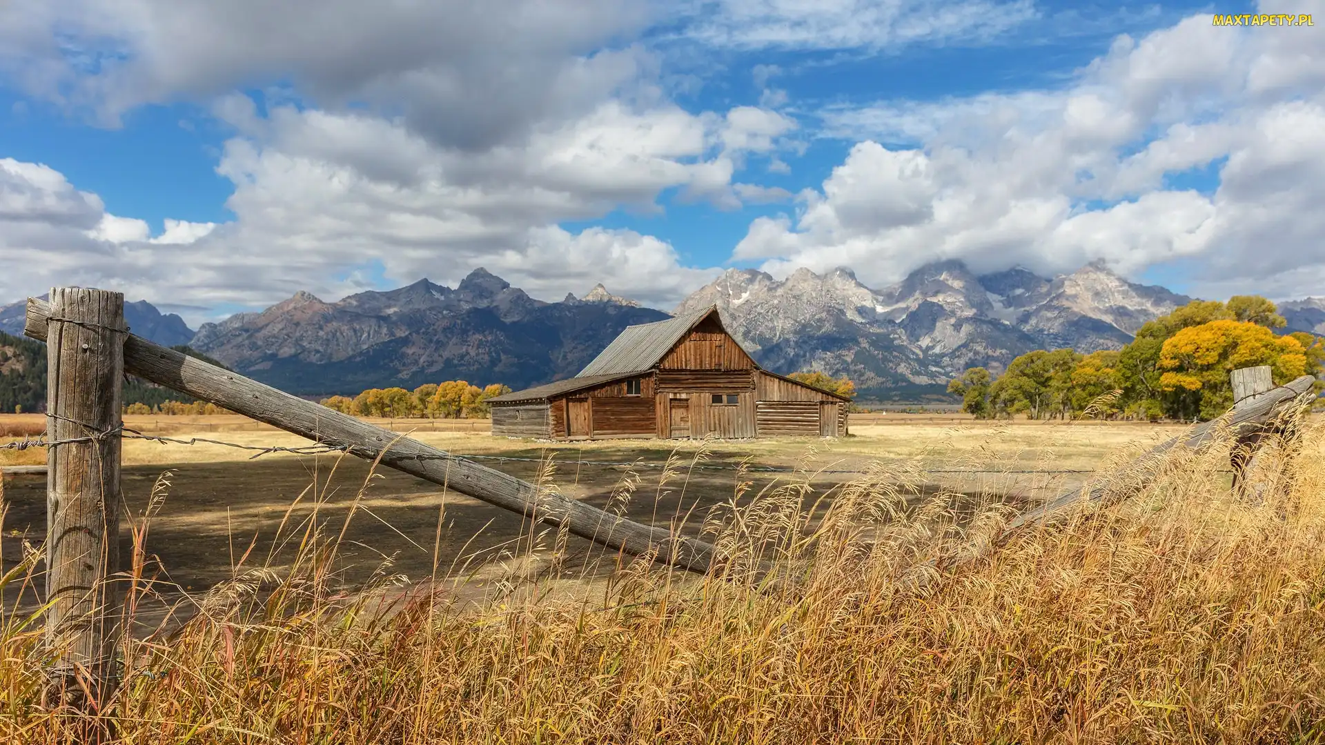 Trawa, Drzewa, Park Narodowy Grand Teton, Stodoła, Chmury, Stany Zjednoczone, Góry, Stan Wyoming, Ogrodzenie, Dom, Drewniana
