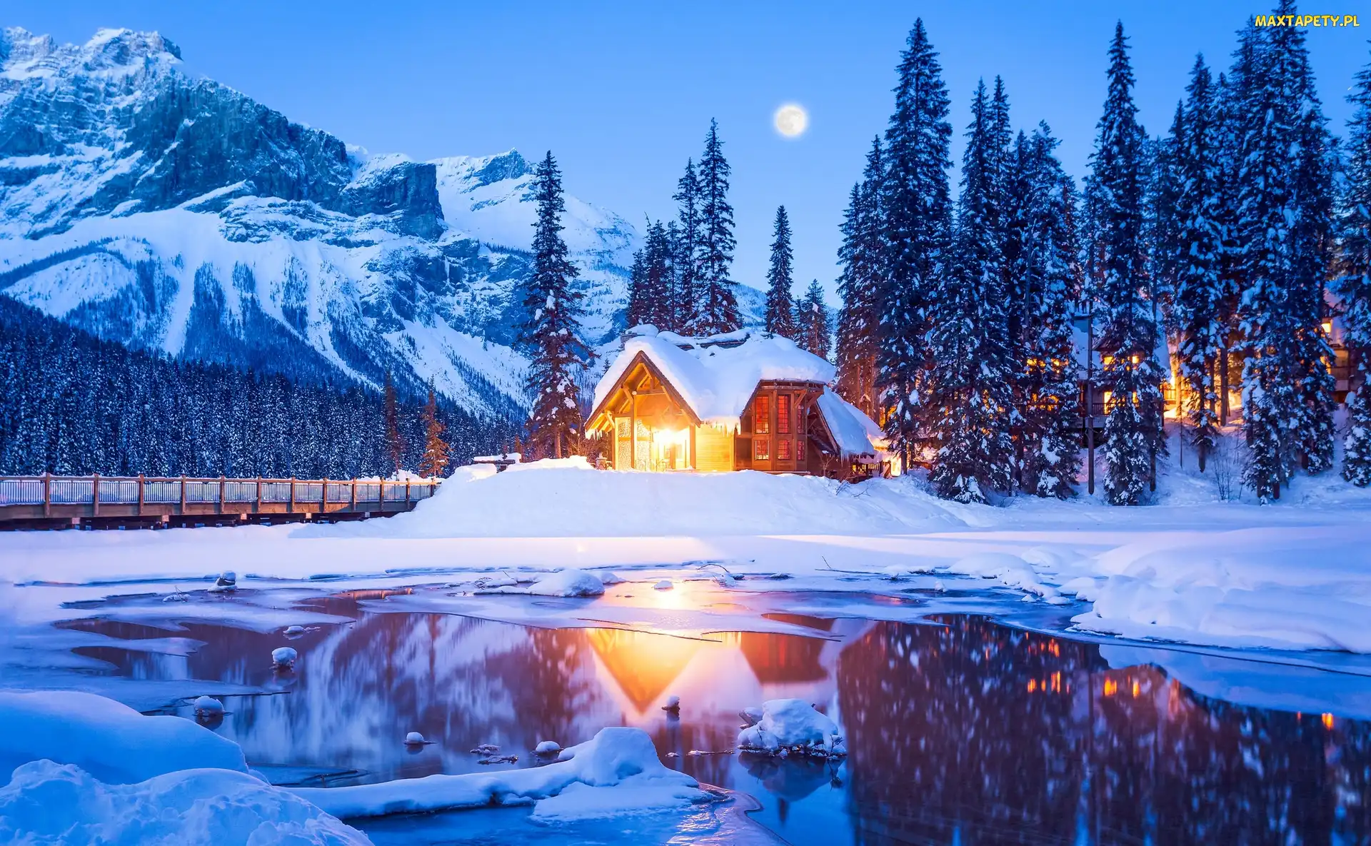 Kanada, Las, Góry, Prowincja Kolumbia Brytyjska, Jezioro Emerald Lake, Park Narodowy Yoho, Oświetlony, Dom, Zima, Most