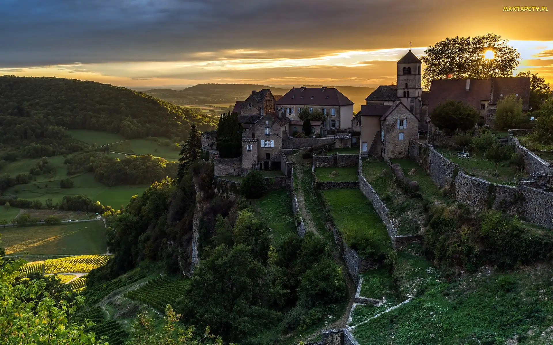 Francja, Drzewa, Zachód słońca, Pola, Wzgórza, Relais des Abbesses, Rejon Burgundia-Franche-Comte, Chateau-Chalon, Hotel