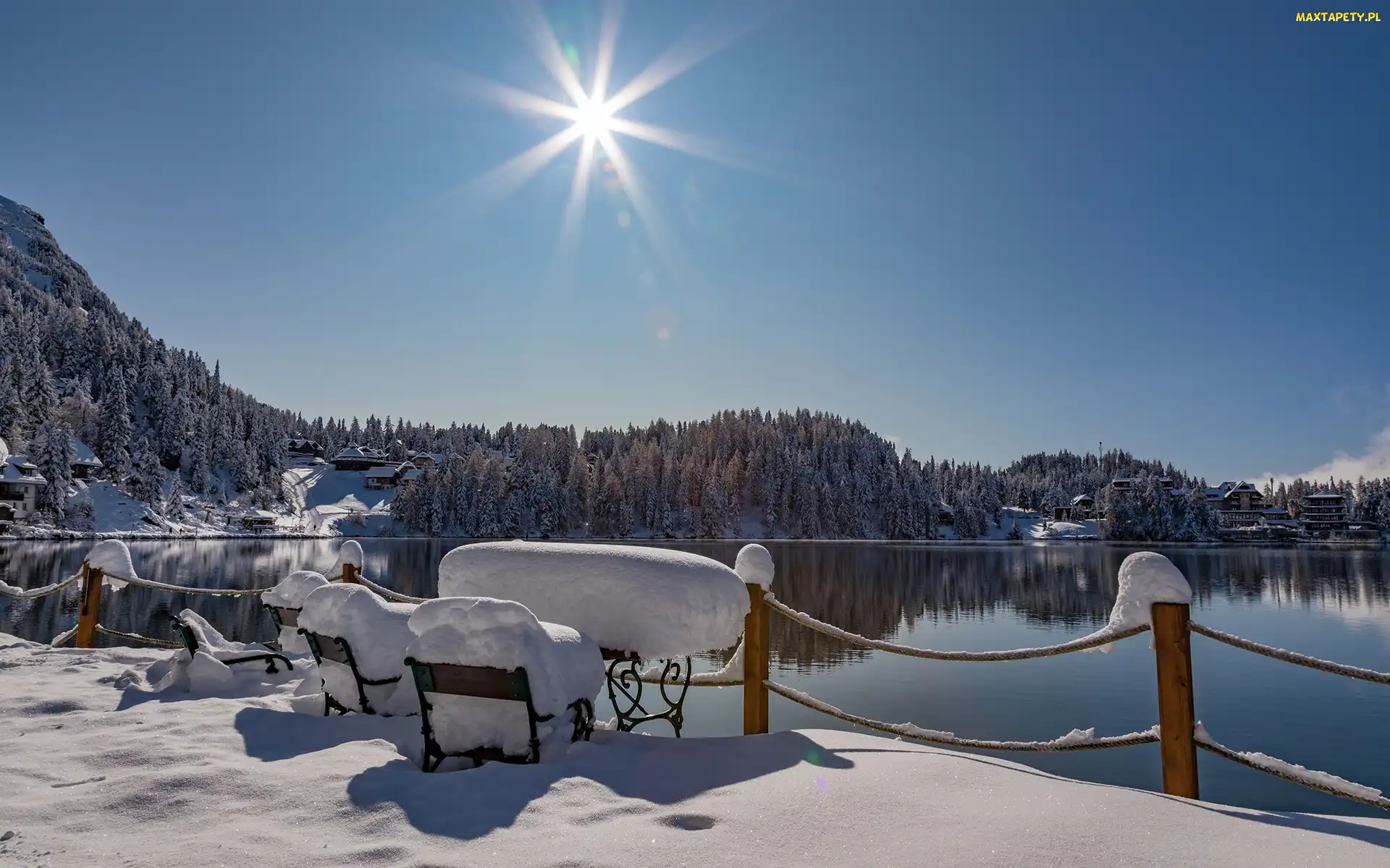 Wzgórza, Styria, Austria, Zima, Domy, Lasy, Promienie słońca, Jezioro Turracher See