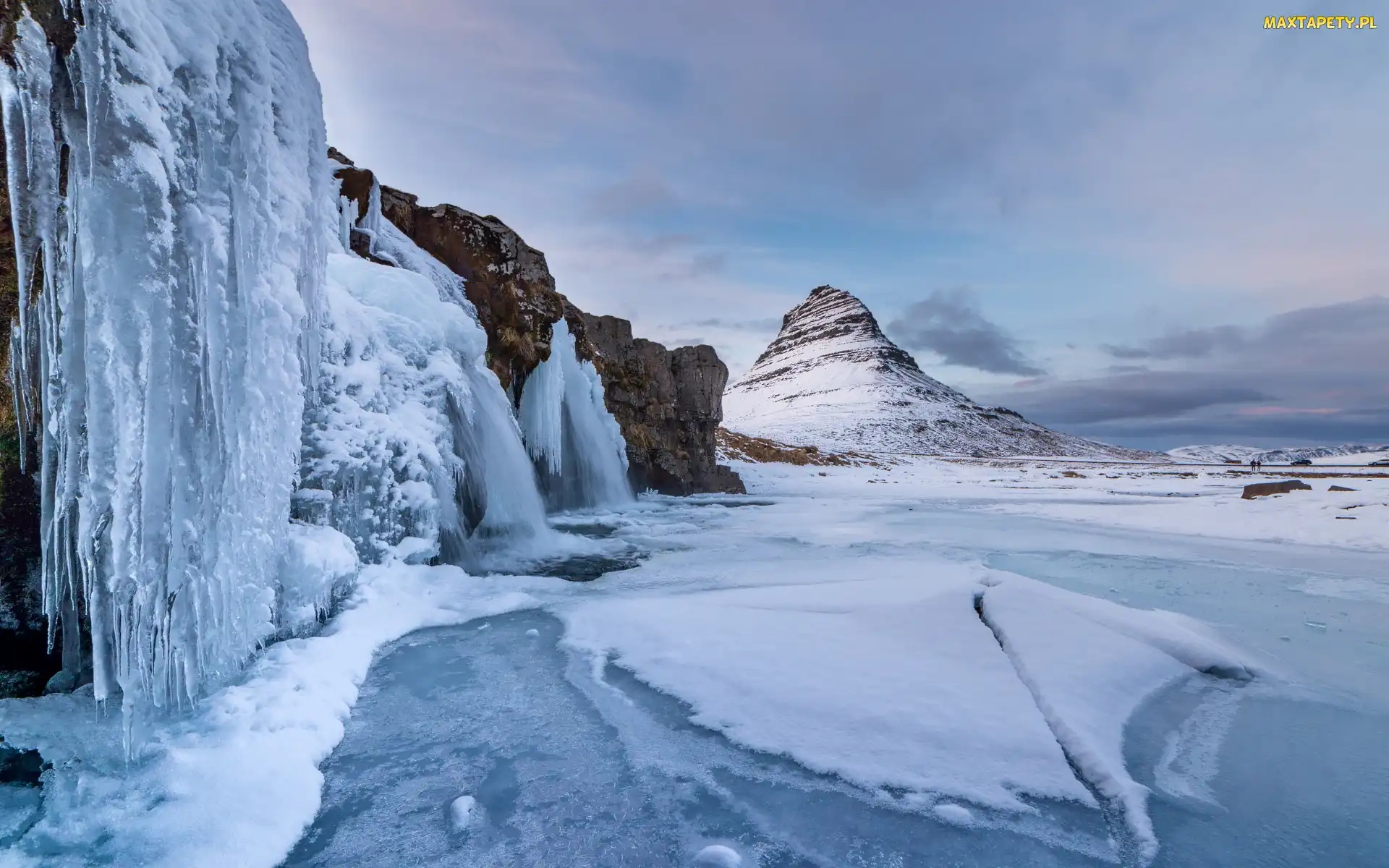 Wodospad Kirkjufellsfoss, Góra Kirkjufell, Skała, Islandia, Lód, Zima, Sople