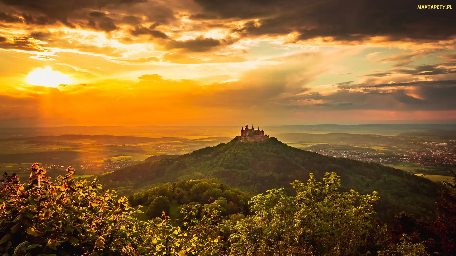 Góra Hohenzollern, Badenia-Wirtembergia, Wzgórza, Niemcy, Zachód słońca, Chmury, Zamek Hohenzollern, Drzewa, Drzewa
