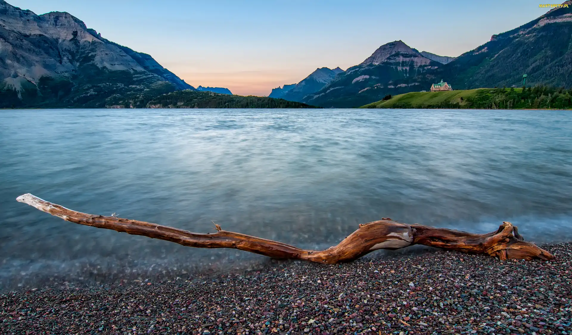 Hotel Księcia Walii Prince of Wales, Jezioro Upper Waterton Lake, Alberta, Hotel Prince of Wales, Góry Skaliste, Kanada, Park Narodowy Waterton Lakes