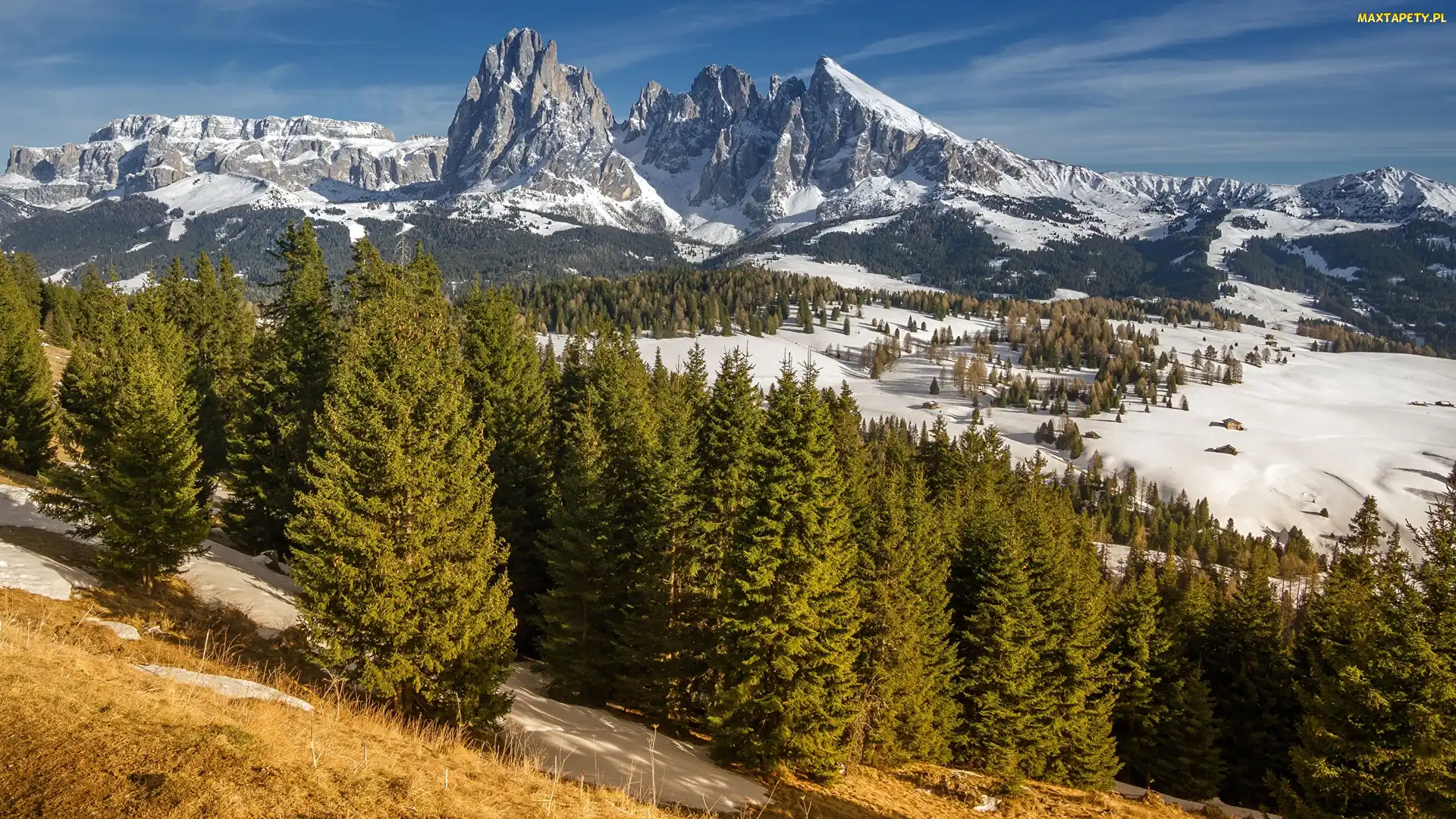 Włochy, Domy, Wschód słońca, Drzewa, Dolina Val Gardena, Płaskowyż Seiser Alm, Góry Sassolungo, Dolomity, Zima, Wzgórza