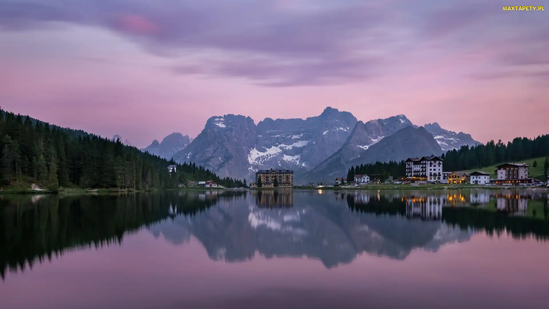 Zachód słońca, Belluno, Dolomity, Włochy, Jezioro Misurina, Góry, Odbicie, Domy, Las