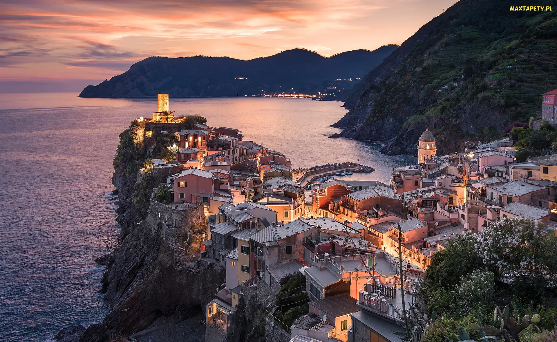 Wzgórza, Domy, Góry, Zachód słońca, Vernazza, Prowincja La Spezia, Morze Liguryjskie, Zatoka, Włochy, Skały
