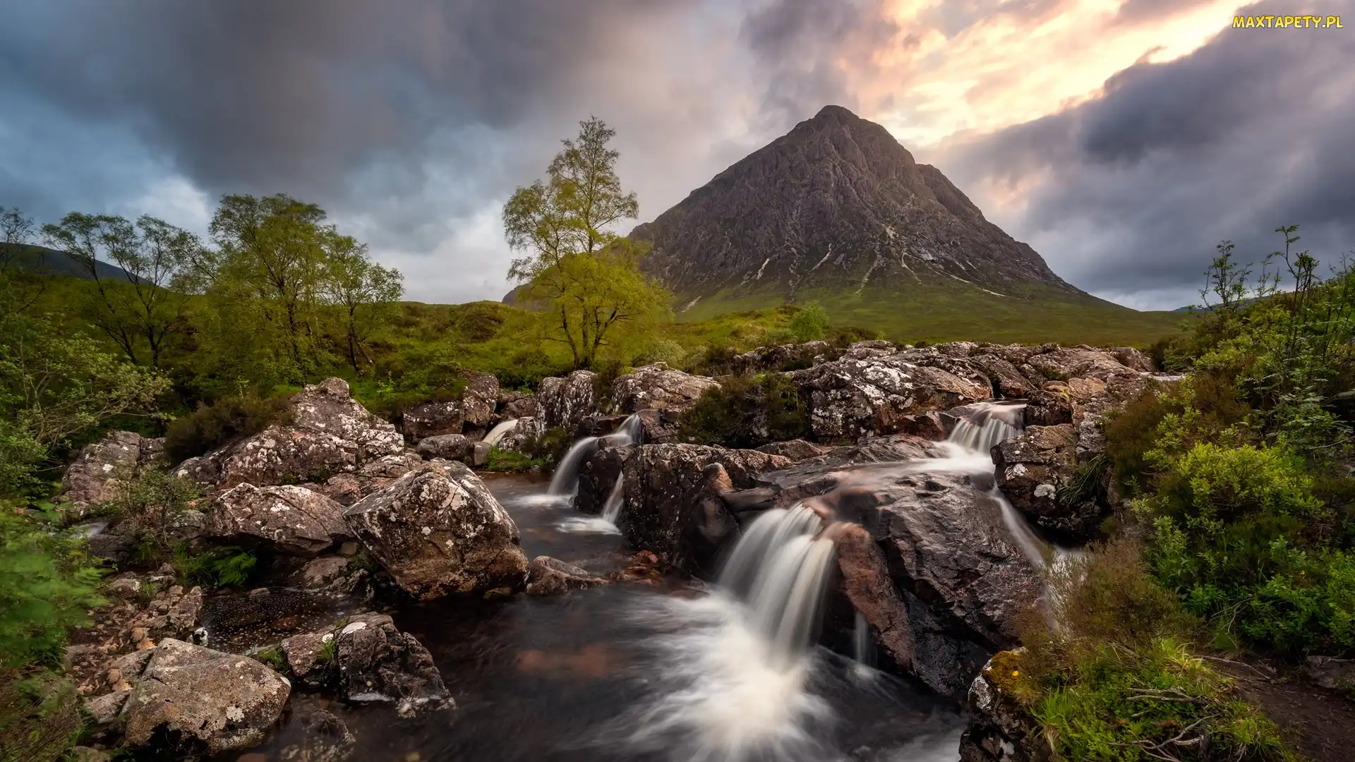 Wschód słońca, Roślinność, Skały, Chmury, Dolina Glen Coe, Rejon Highland, Góra, Szczyt Buachaille Etive Mor, Szkocja, Rzeka Coupall