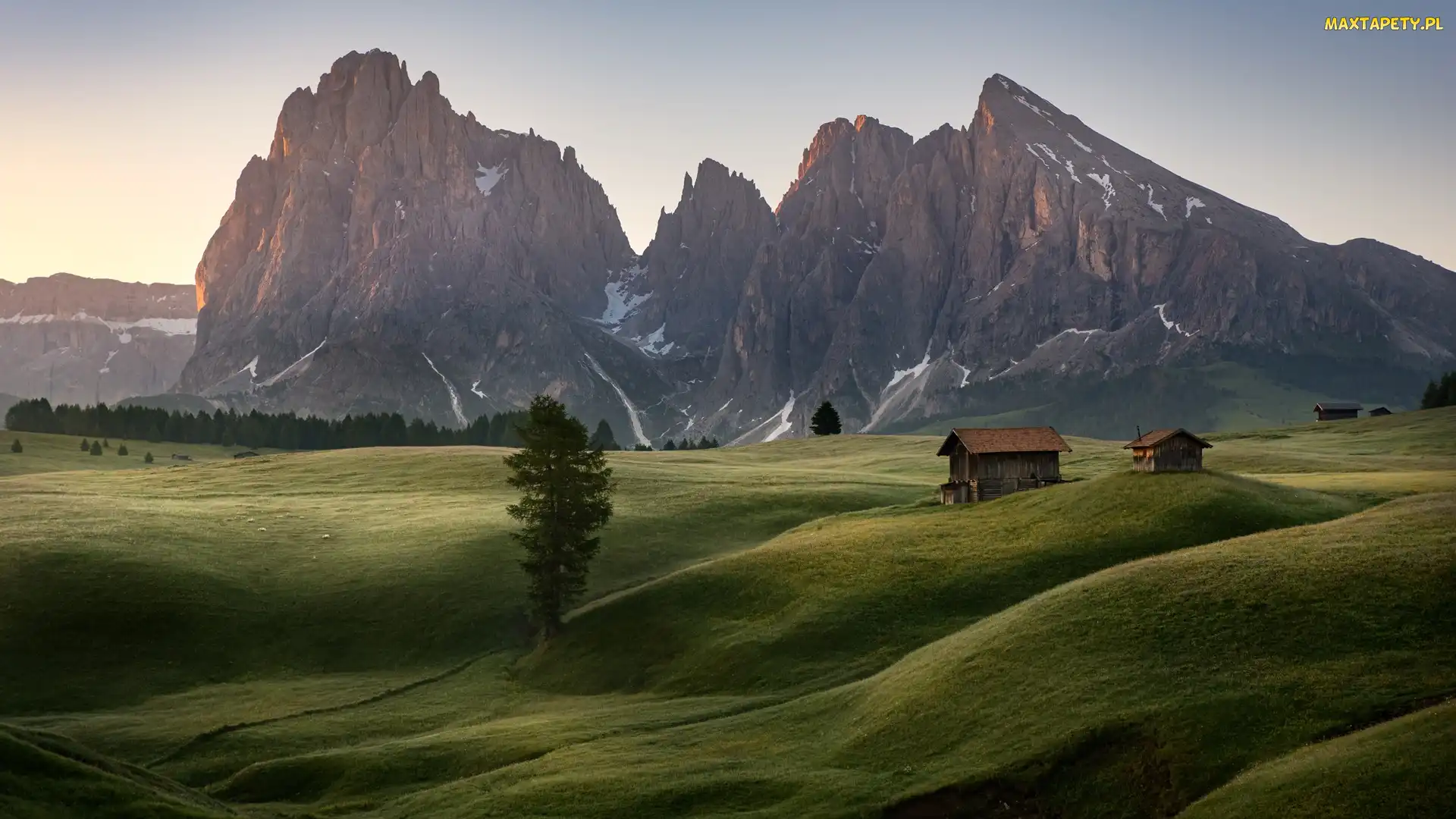 Płaskowyż Seiser Alm, Góry Sassolungo, Włochy, Dolomity, Drzewa, Dolina Val Gardena, Chmury, Domki