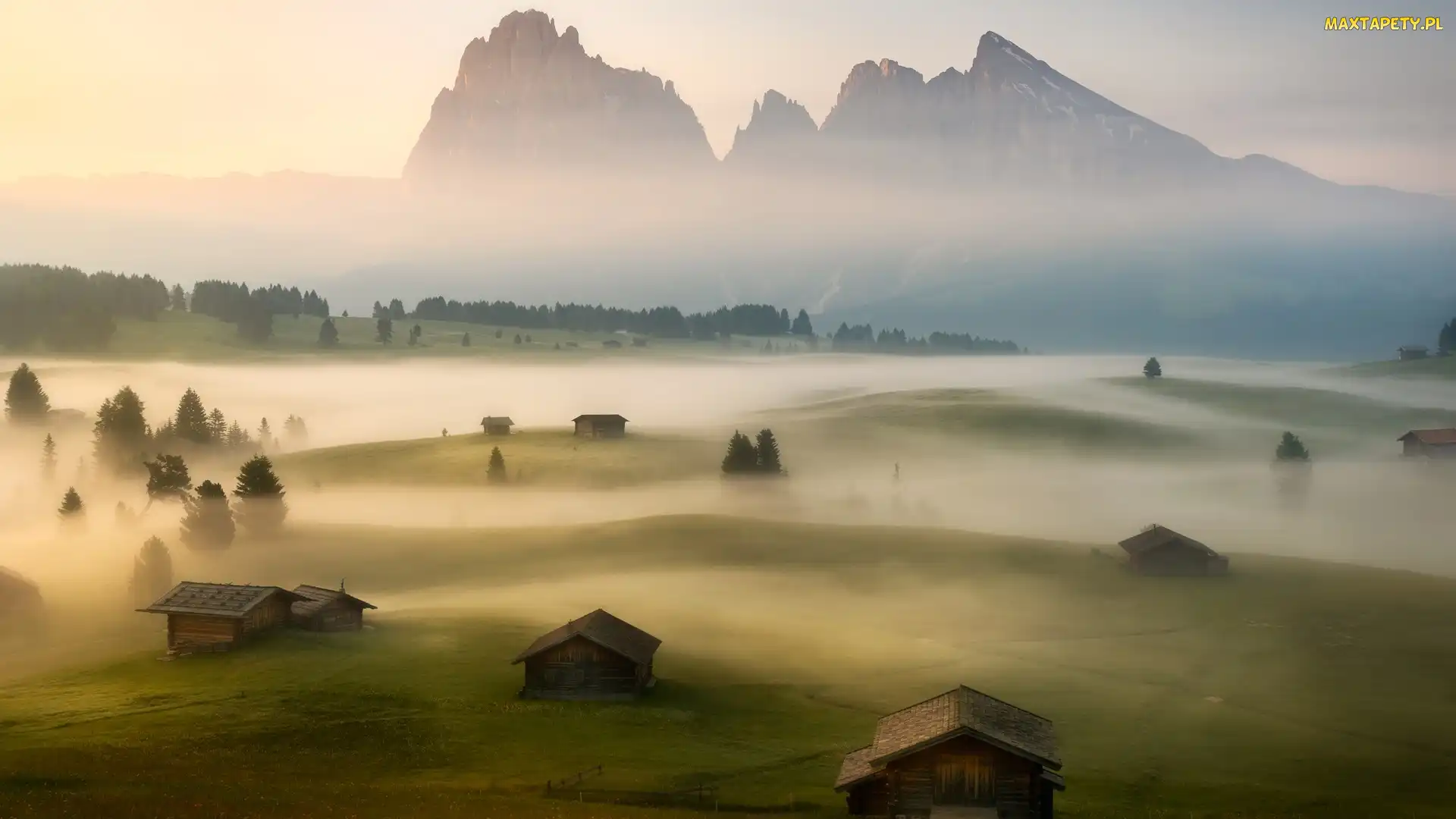 Płaskowyż Seiser Alm, Góry Sassolungo, Włochy, Dolomity, Drzewa, Dolina Val Gardena, Mgła, Domki