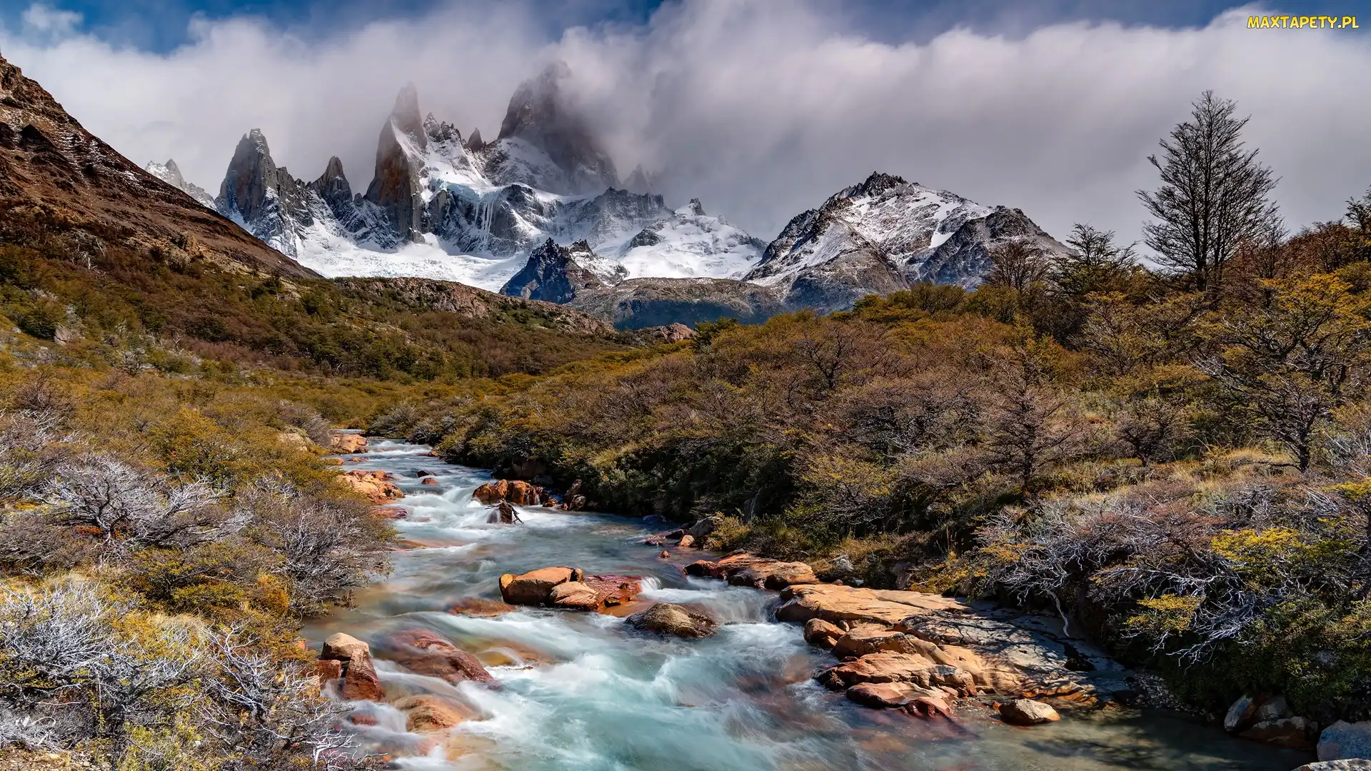 Góry Andy, Patagonia, Roślinność, Argentyna, Chmury, Drzewa, Szczyt Fitz Roy, Rzeka, Kamienie