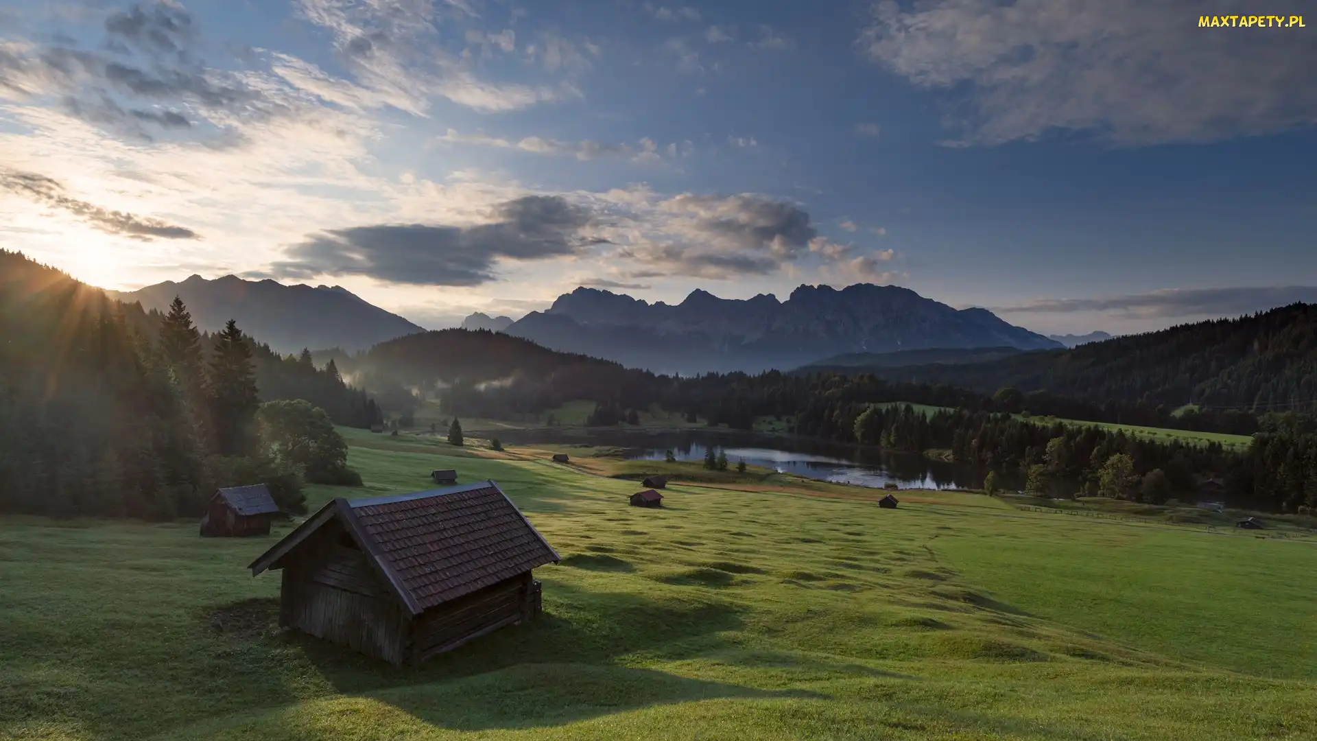 Domek, Wschód słońca, Góry Karwendel, Drzewa, Chmury, Niemcy, Miejscowość Krun, Bawaria, Drewniany, Jezioro Geroldsee, Las