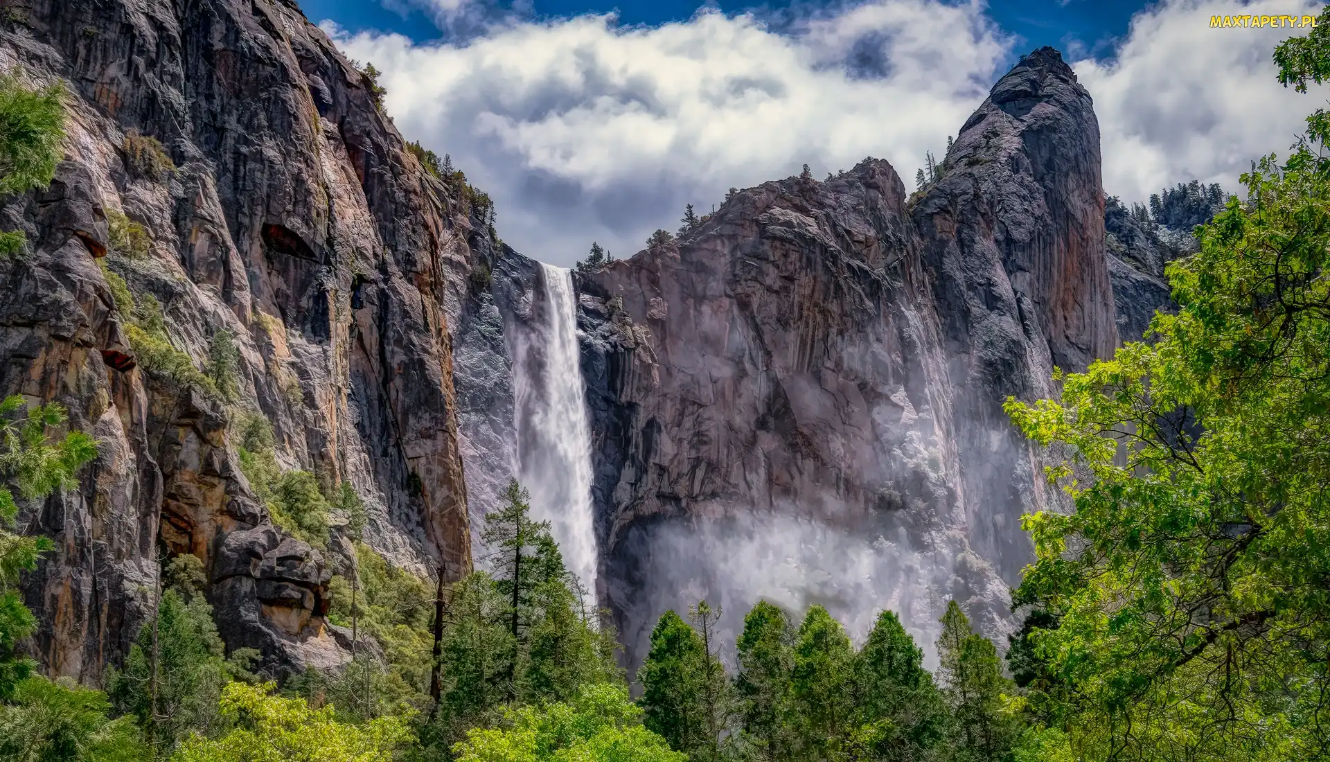 Stan Kalifornia, Wodospad, Stany Zjednoczone, Góry, Drzewa, Park Narodowy Yosemite, Chmury, Bridalveil Fall
