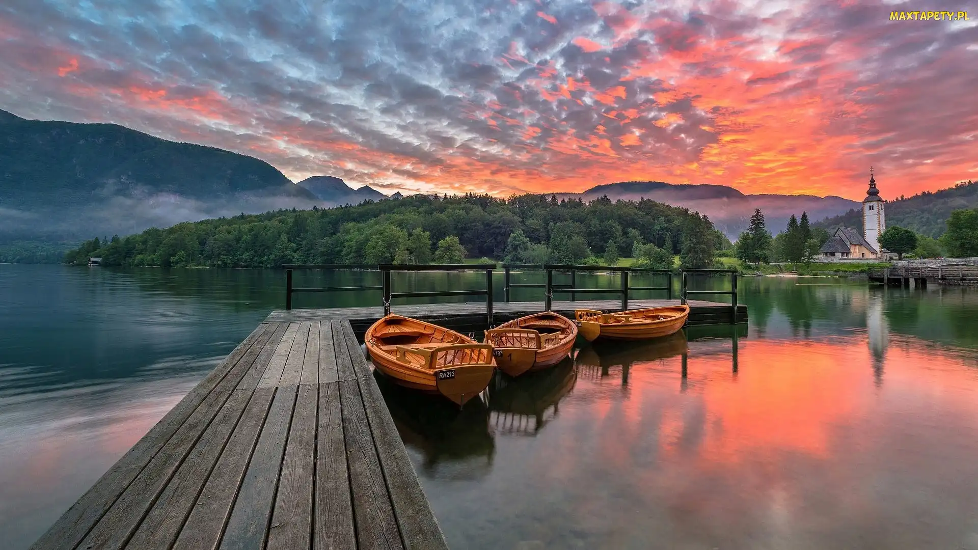 Pomost, Gmina Bohinj, Wschód słońca, Słowenia, Chmury, Drzewa, Łódki, Kościół św Jana, Jezioro Bohinj