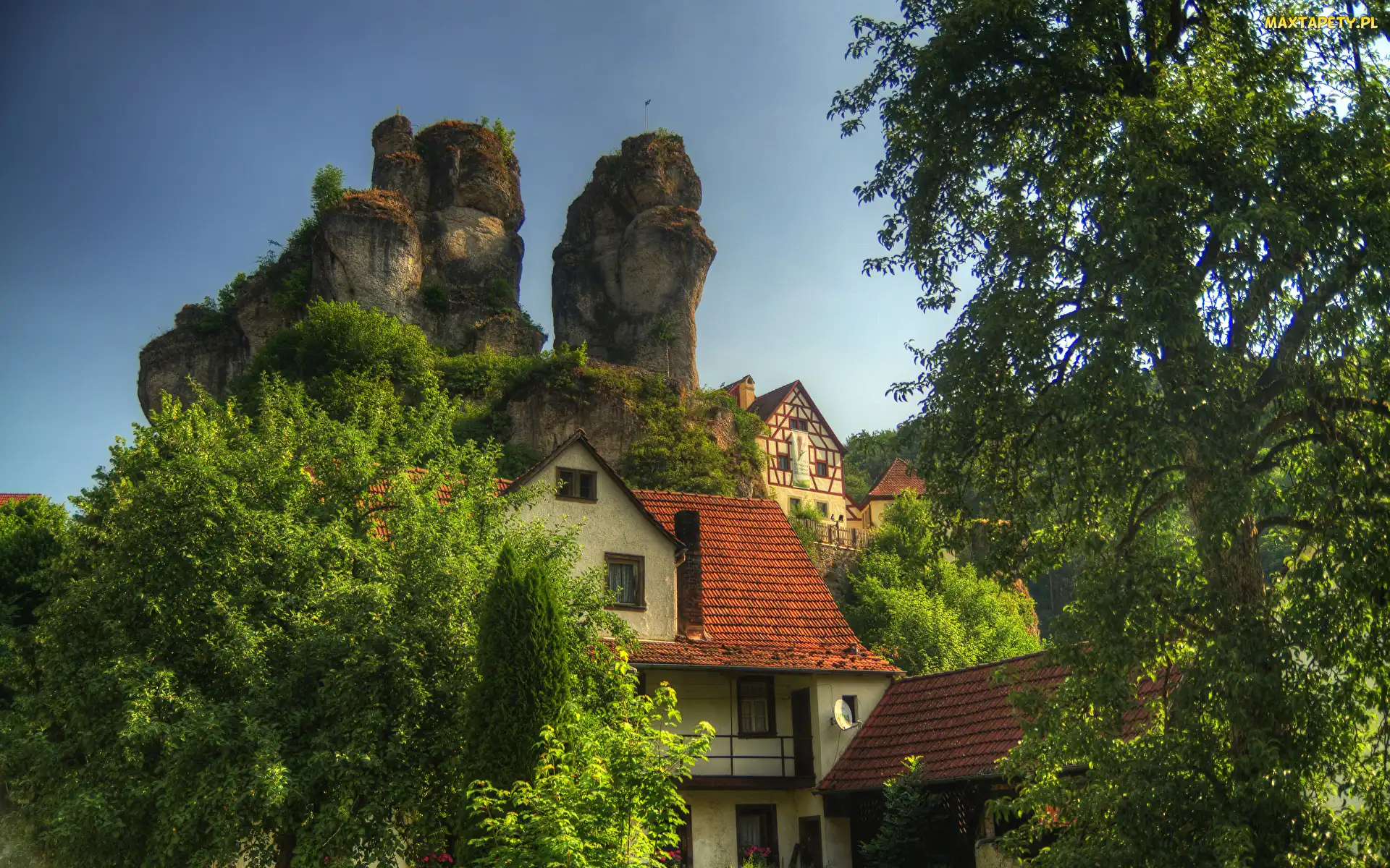 Niemcy, Bawaria, Drzewa, Skały, Domy, Tuchersfeld