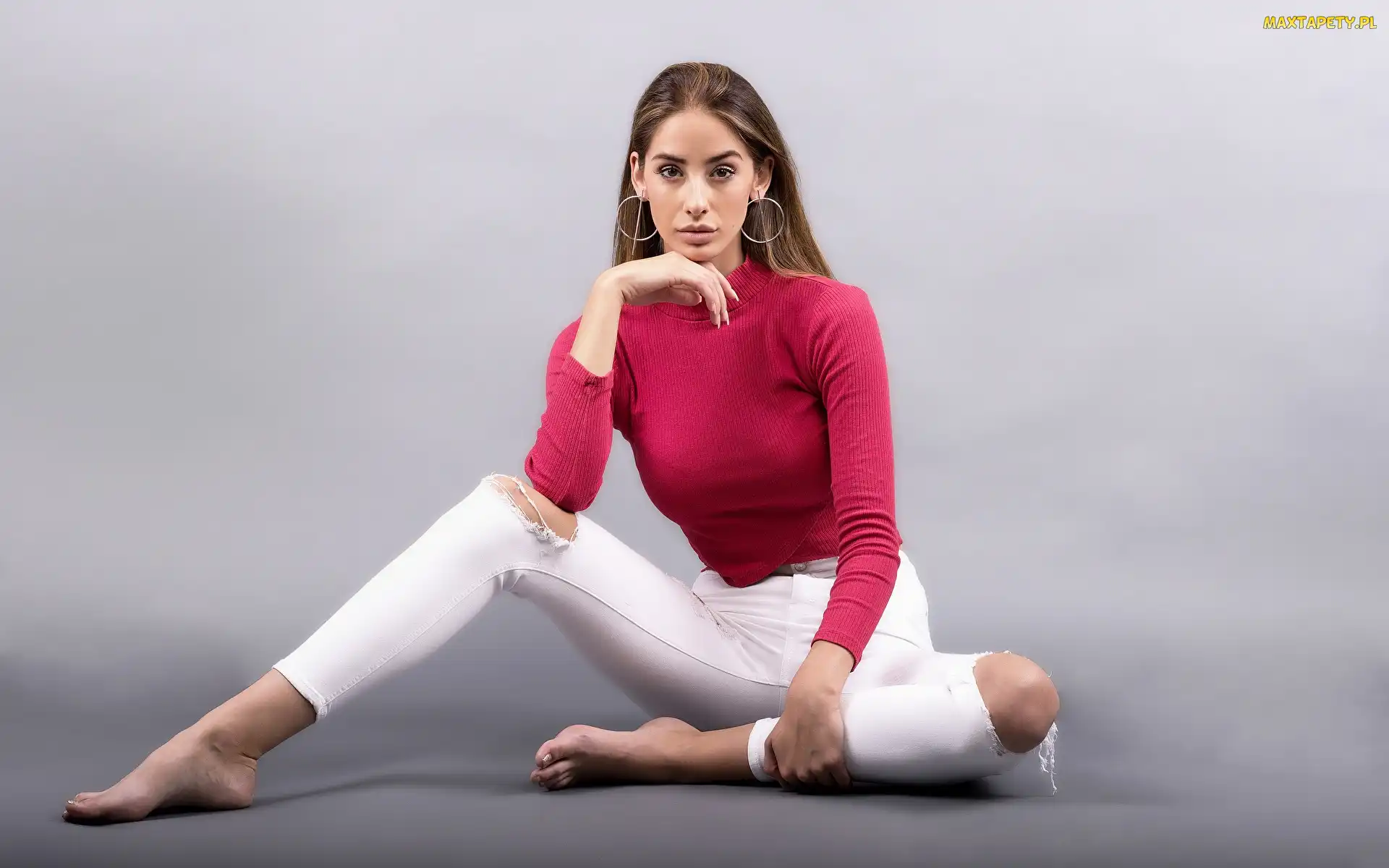 Brenda Patea, Kolczyki, Modelka, Kobieta, Spodnie, Sweterek, Czerwony, Białe, Szatynka