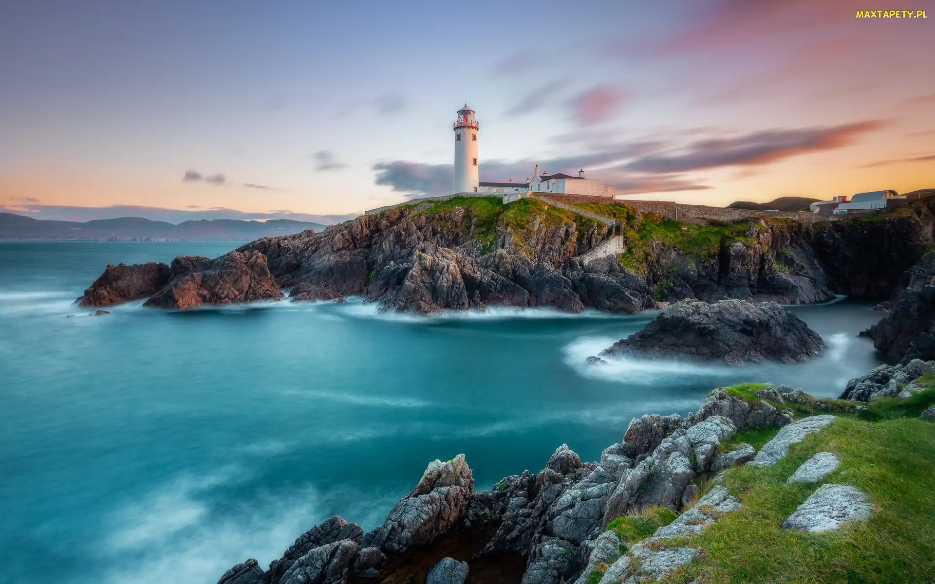 Latarnia morska, Wschód słońca, Morze, Skały, Portsalon, Fanad Head Lighthouse, Irlandia, Chmury