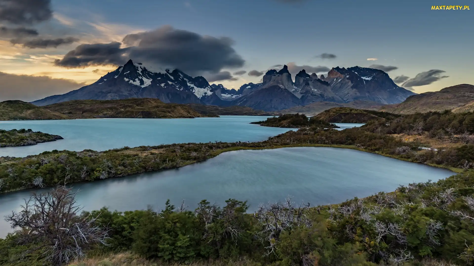 Góry Torres del Paine, Patagonia, Krzewy, Chile, Park Narodowy Torres del Paine, Chmury, Ośnieżone, Szczyty, Jezioro
