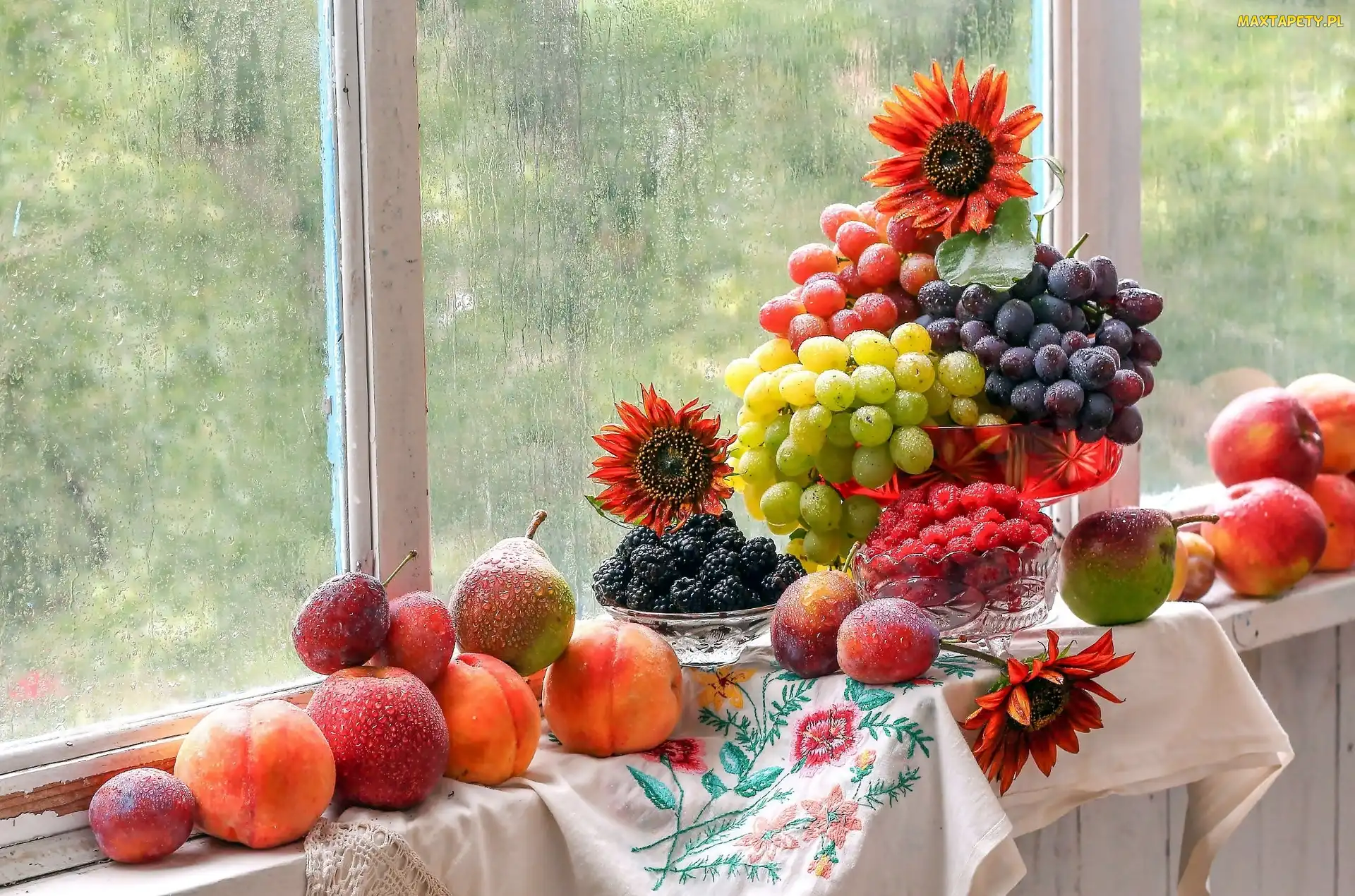 Okno, Brzoskwinie, Jabłka, Kwiaty, Gruszki, Winogrona, Mokra, Szyba, Owoce