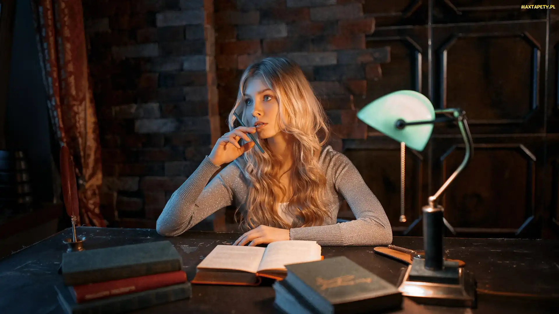 Blondynka, Wnętrze, Lampa, Książki, Kobieta