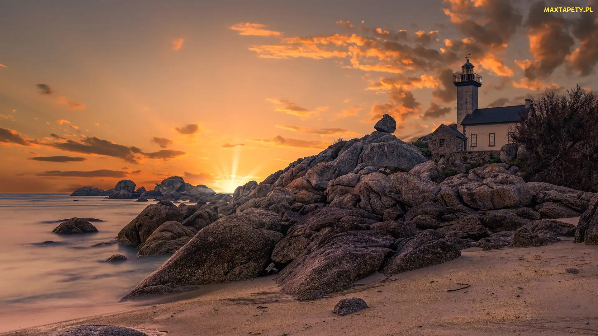 Brignogan-Plage, Chmury, Phare de Pontusval, Francja, Zachód słońca, Latarnia morska, Skały