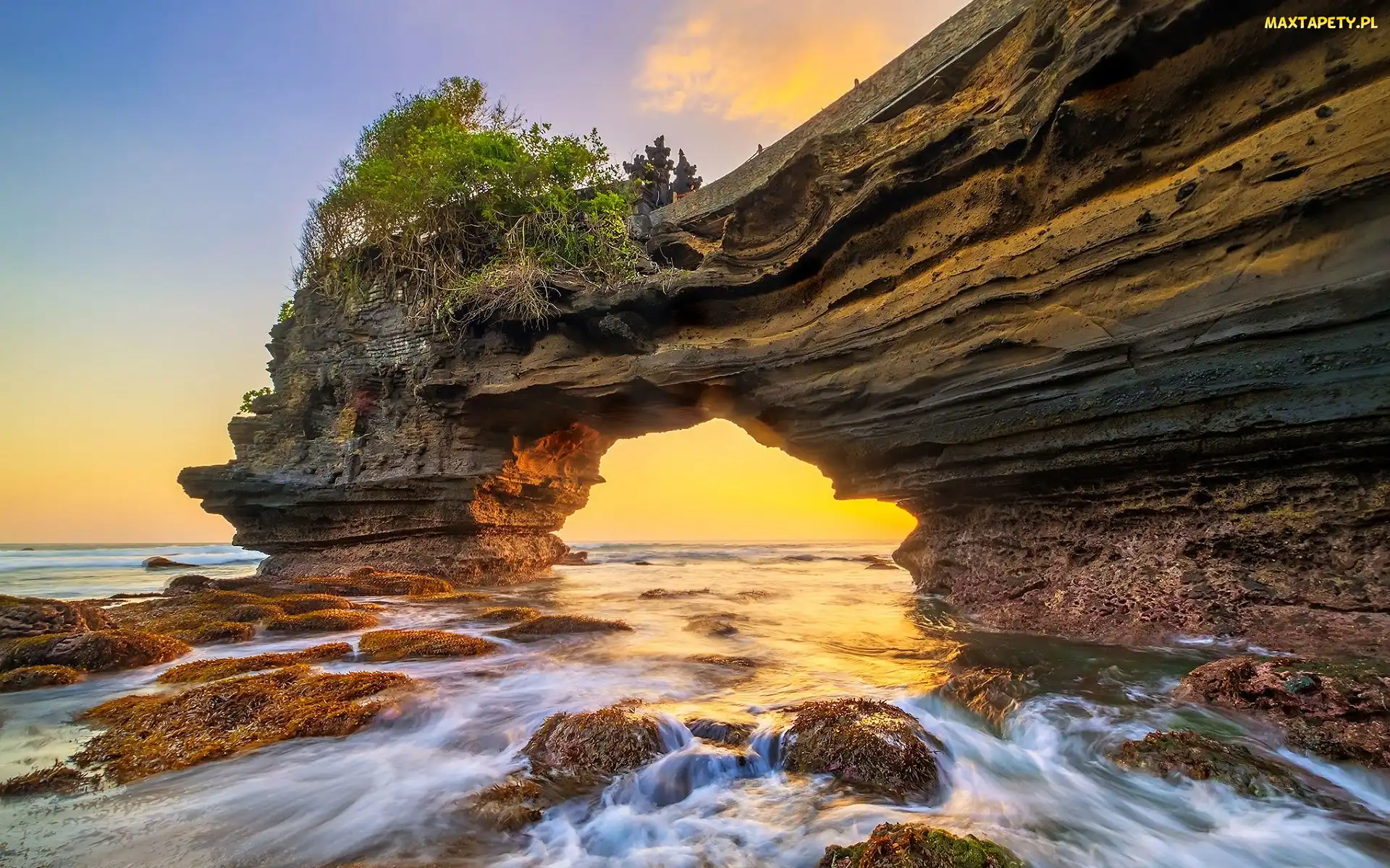 Tanah Lot, Łuk, Wyspa Bali, Indonezja, Zachód słońca, Omszałe, Drzewa, Kamienie, Skała