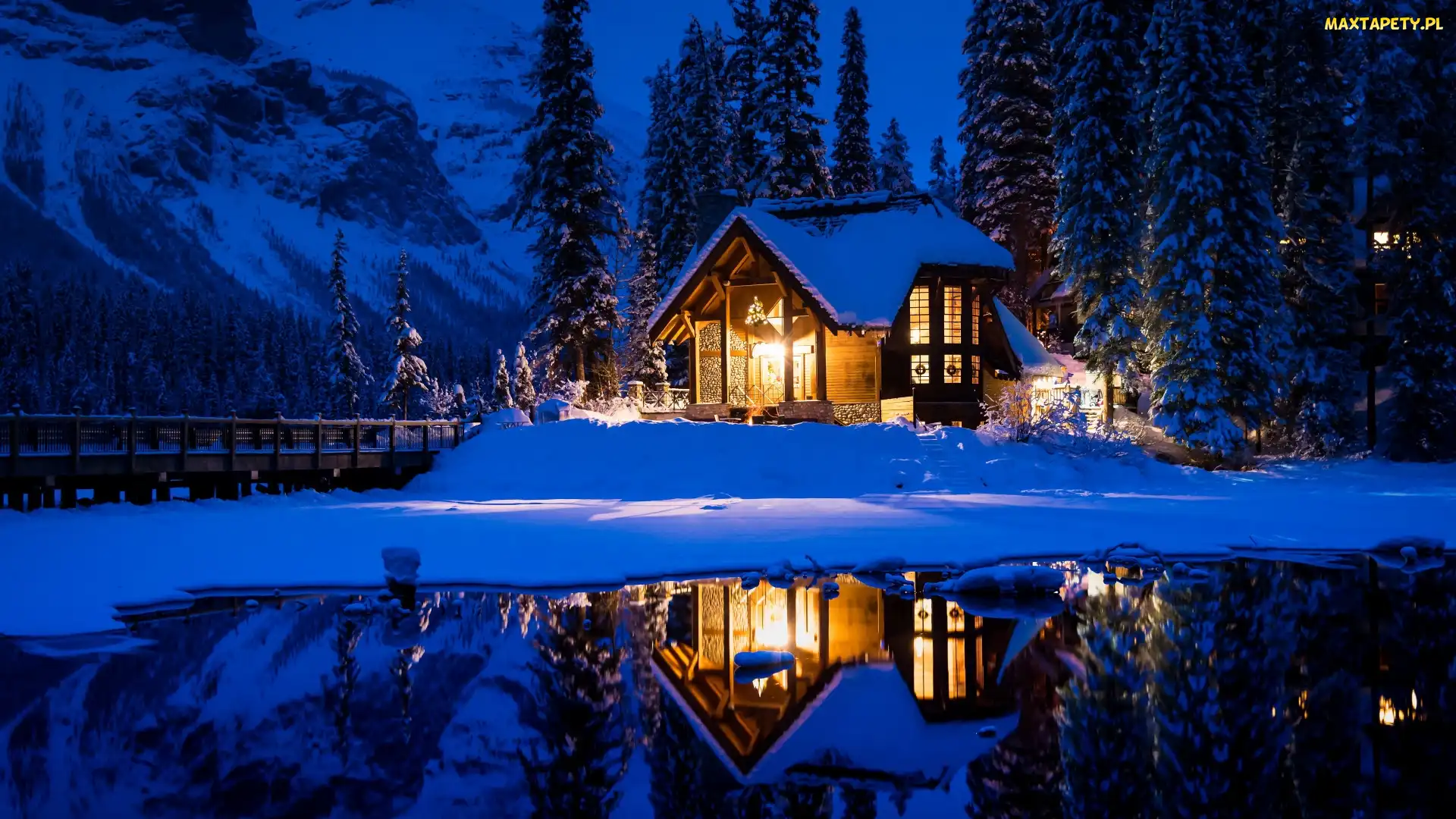 Kanada, Góry, Most, Zima, Jezioro Emerald Lake, Śnieg, Park Narodowy Yoho, Oświetlony, Prowincja Kolumbia Brytyjska, Las, Drzewa, Dom
