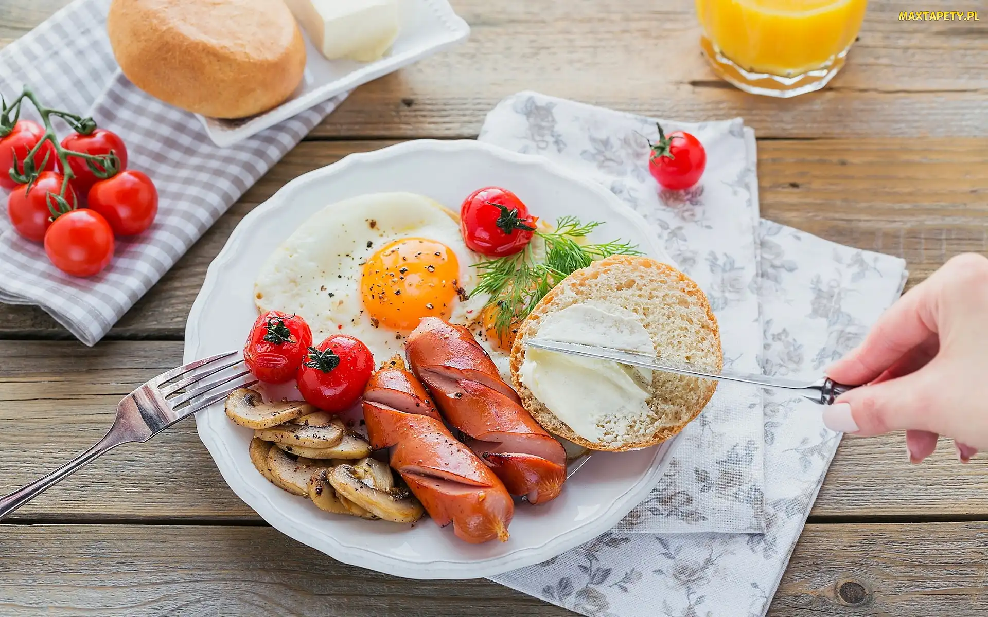 Parówki, Pomidorki, Śniadanie, Pieczarki, Sztućce, Jajko, Dłoń, Bułka