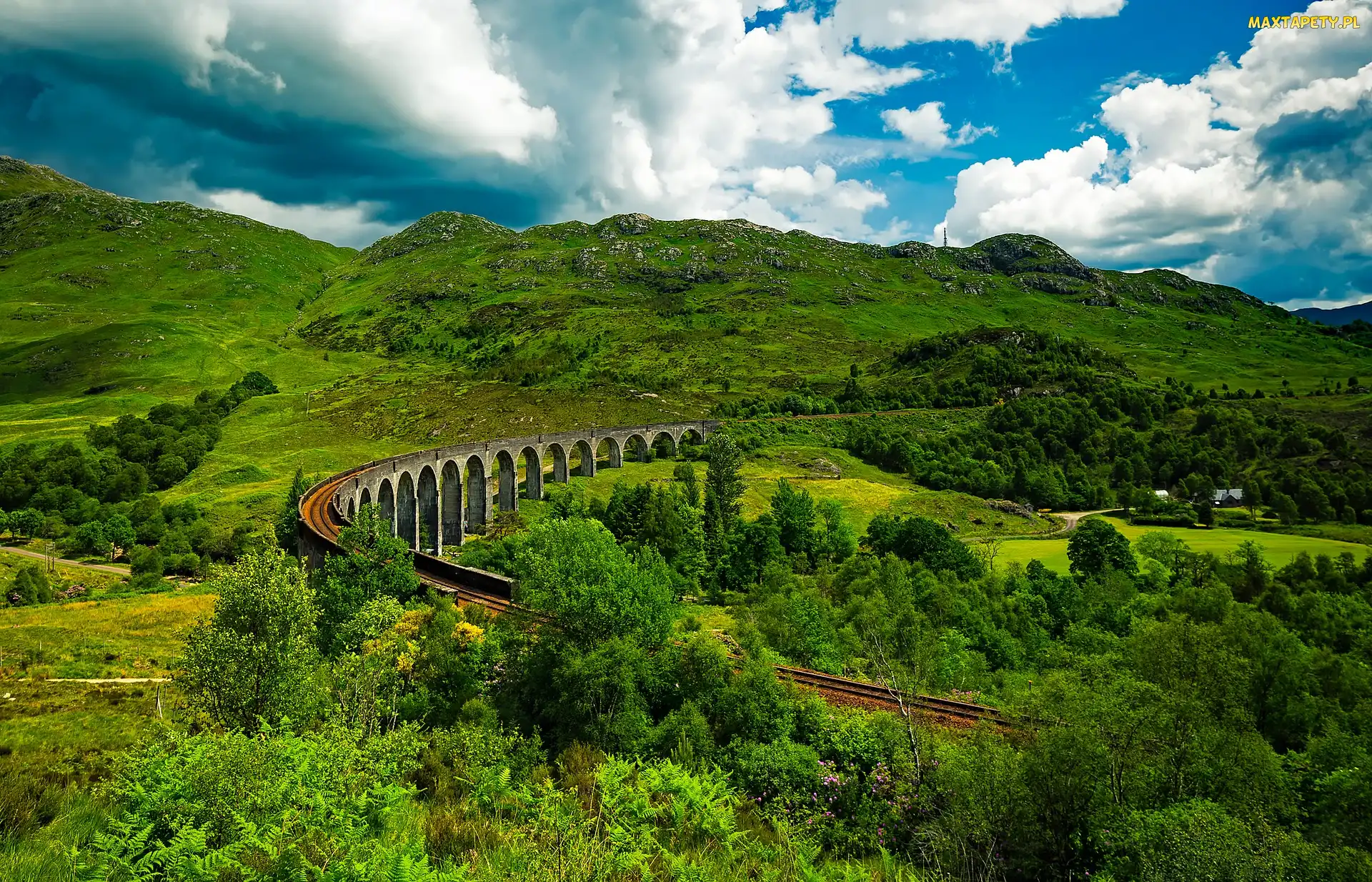 Glenfinnan, Wzgórza, Szkocja, Dolina, Drzewa, Wiadukt, Chmury, Zieleń
