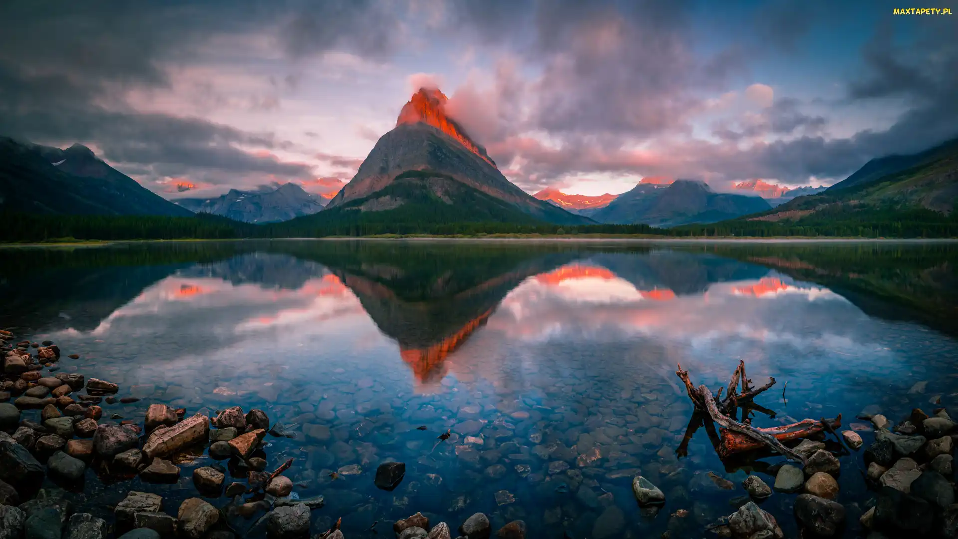 Park Narodowy Glacier, Drzewa, Swiftcurrent Lake, Jezioro, Stany Zjednoczone, Odbicie, Kamienie, Stan Montana, Góry