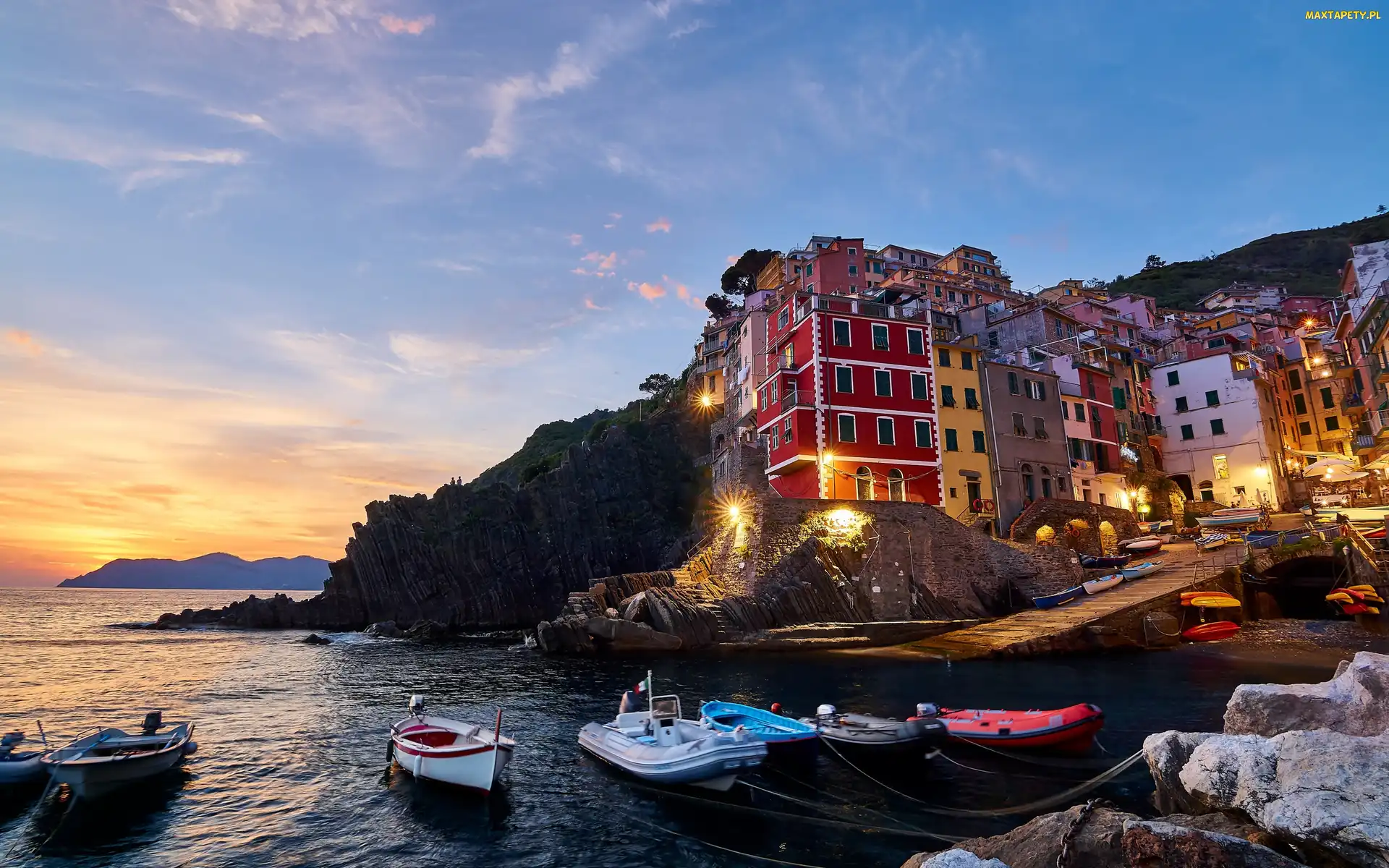 Zachód słońca, Zatoka, Skały, Łódki, Miejscowość, Cinque Terre, Riomaggiore, Domy, Włochy, Morze