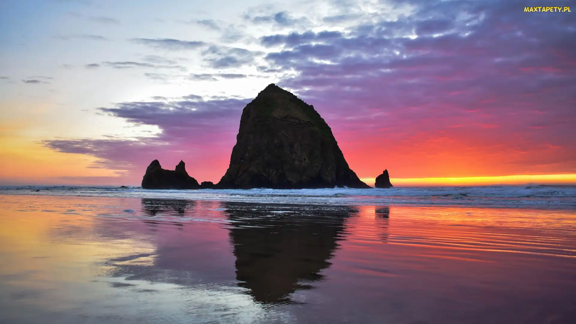 Stan Oregon, Cannon Beach, Skała Haystack Rock, Stany Zjednoczone, Zachód słońca, Morze, Fale