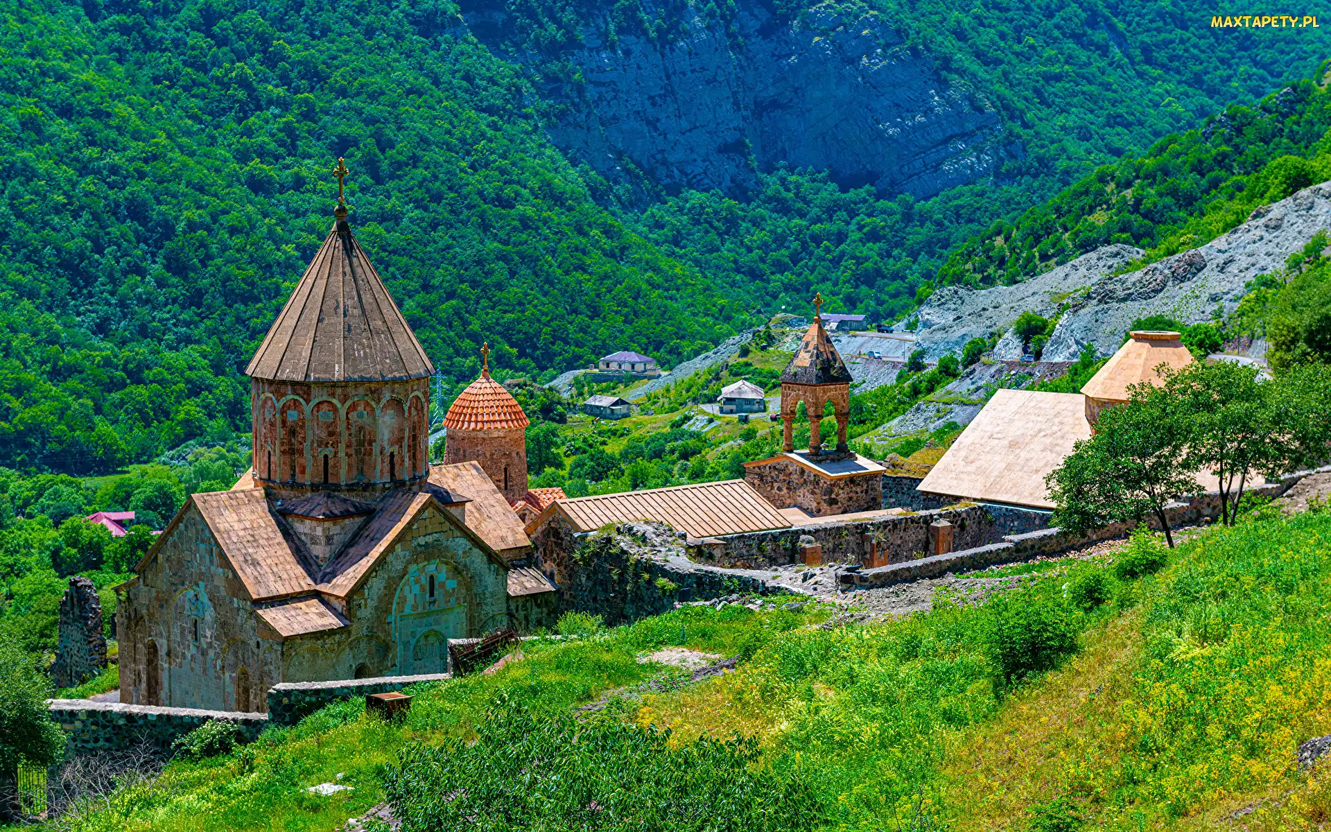 Klasztor, Górski Karabach, Drzewa, Azerbejdżan, Trawa, Lasy, Dadivank, Wieża, Góry