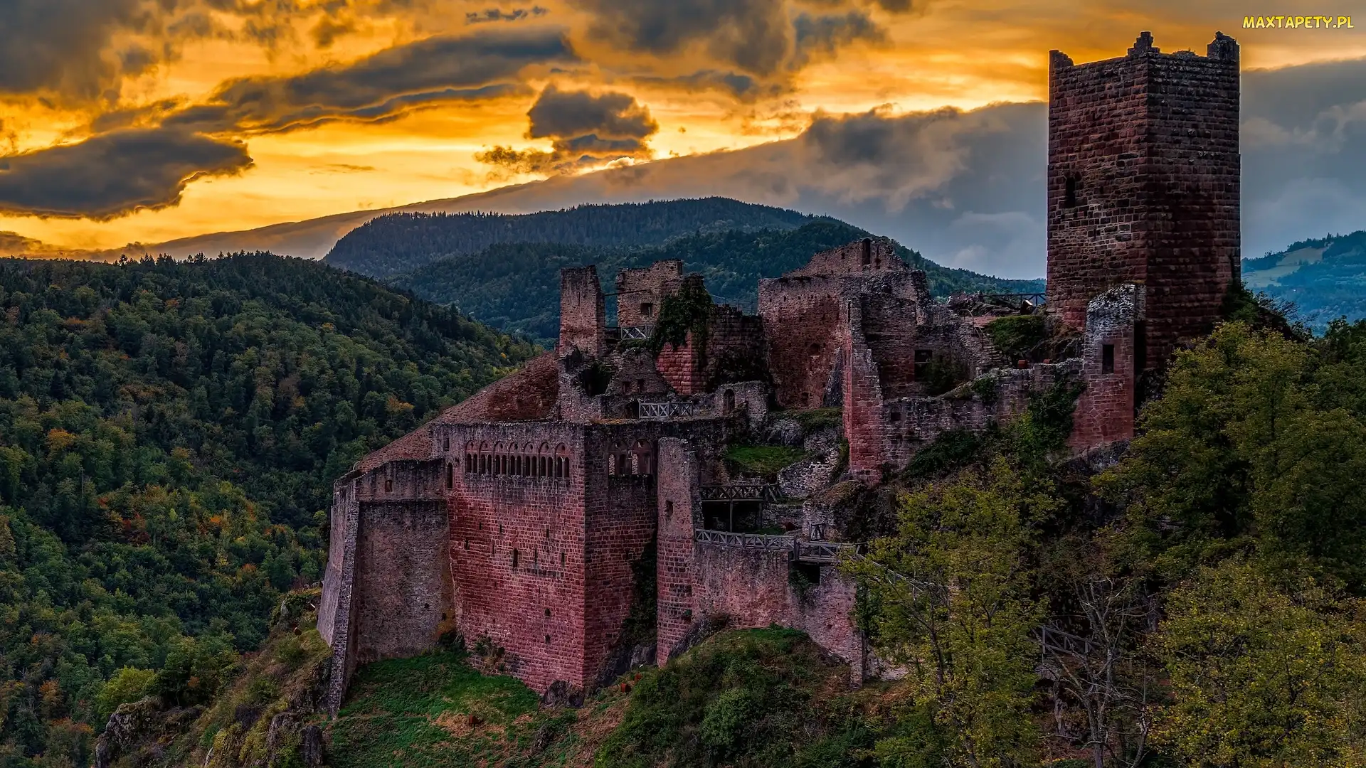 Ruiny, Ribeauville, Zachód słońca, Francja, Chmury, Góry, Zamek, Castle Saint-Ulrich, Lasy