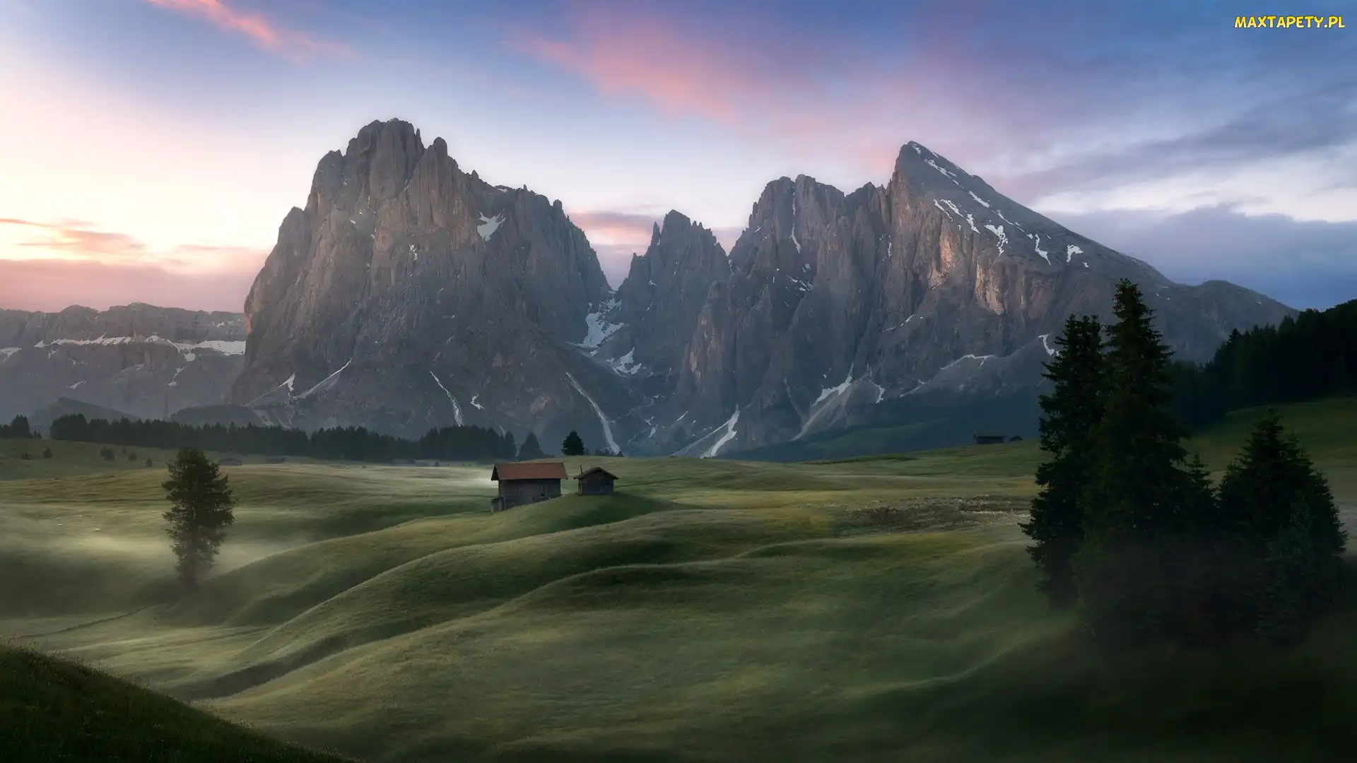 Dolina Val Gardena, Domki, Płaskowyż Seiser Alm, Góry Sassolungo, Chmury, Dolomity, Włochy, Drzewa