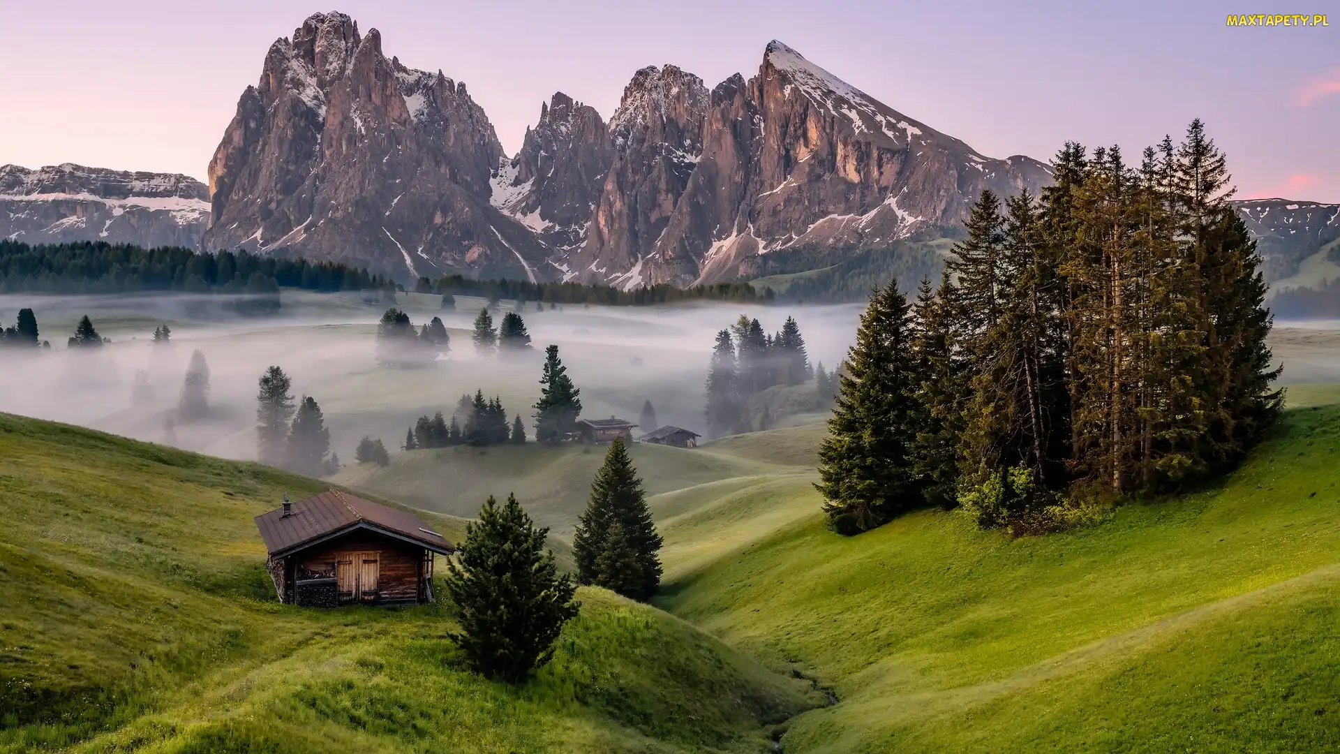 Włochy, Dolina Val Gardena, Płaskowyż Seiser Alm, Łąki, Dolomity, Góry Sassolungo, Drewniane, Domy, Mgła, Świerki
