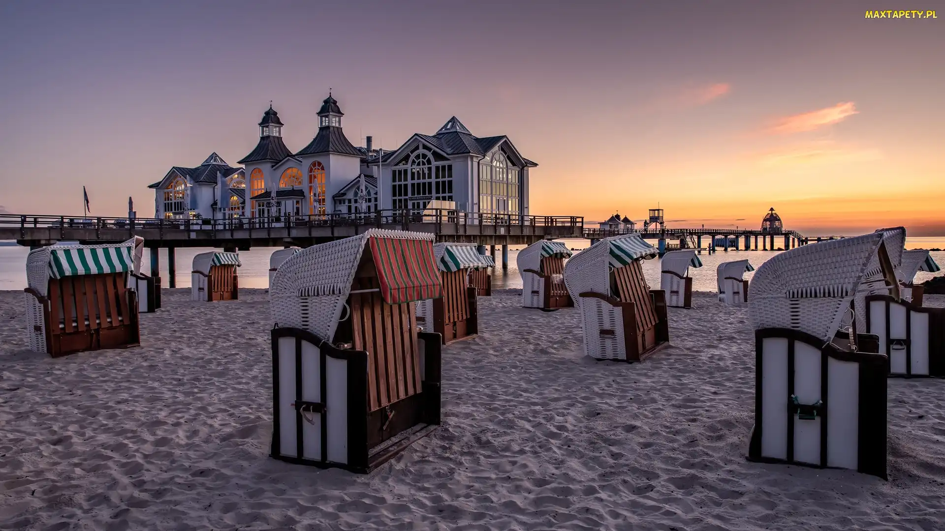 Niemcy, Sellin, Molo, Wyspa Rugia, Restauracja, Zachód słońca, Kawiarnia, Plaża, Morze Bałtyckie, Kosze plażowe