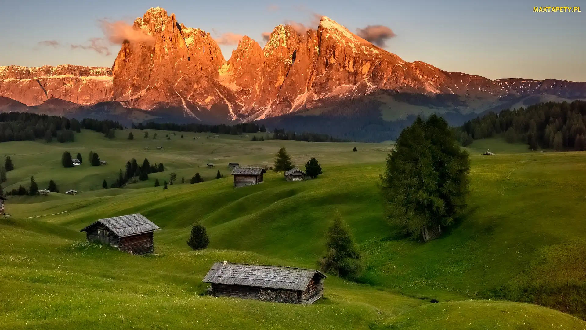 Włochy, Dolina Val Gardena, Płaskowyż Seiser Alm, Łąki, Dolomity, Góry Sassolungo, Drewniane, Domki, Rozświetlone, Drzewa