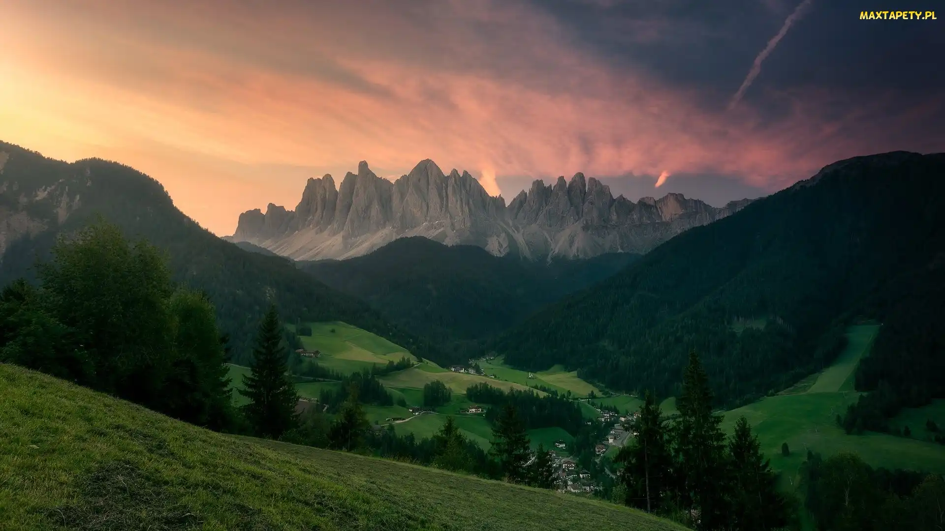 Góry, Wschód słońca, Dolina, Włochy, Val di Funes, Domy, Dolomity, Lasy, Drzewa
