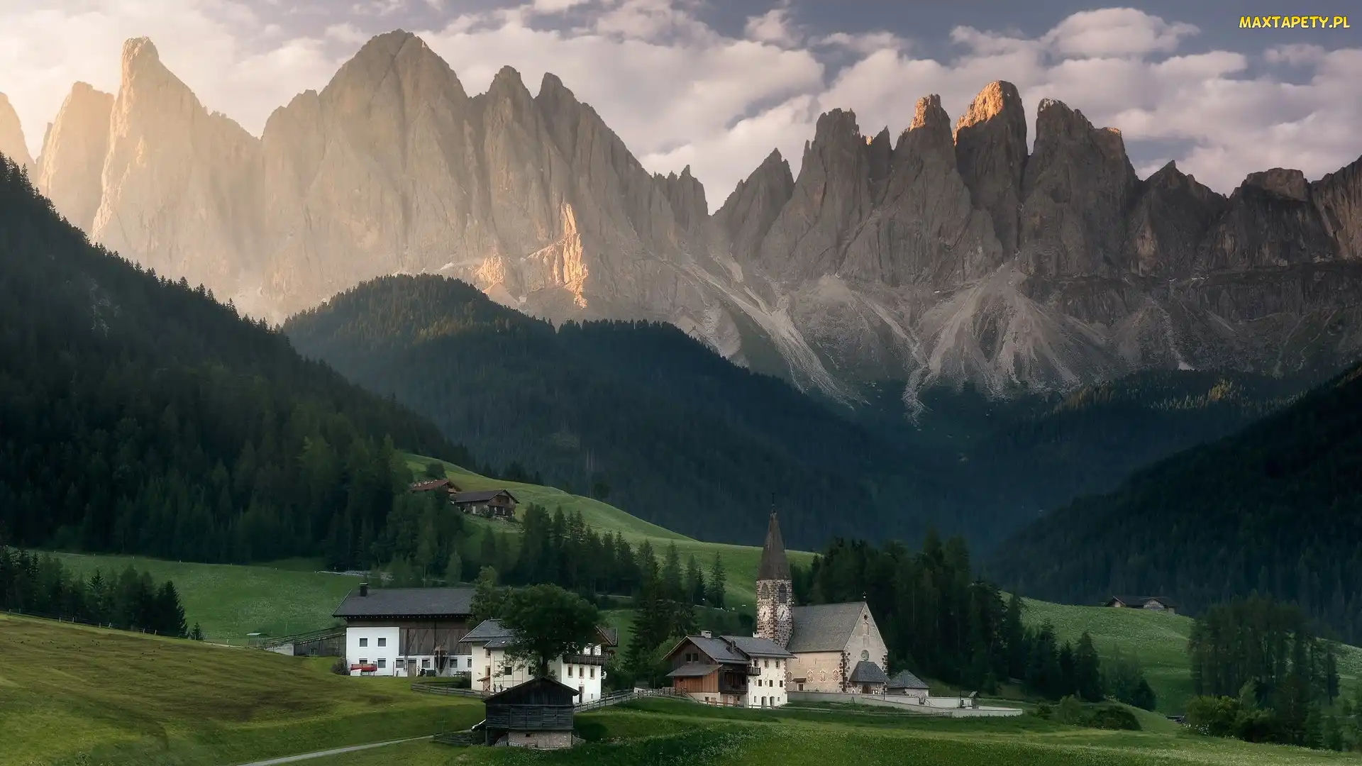 Dolomity, Chmury, Włochy, Góry, Masyw Odle, Santa Maddalena, Drzewa, Wieś, Lasy, Kościół, Dolina Val di Funes, Domy