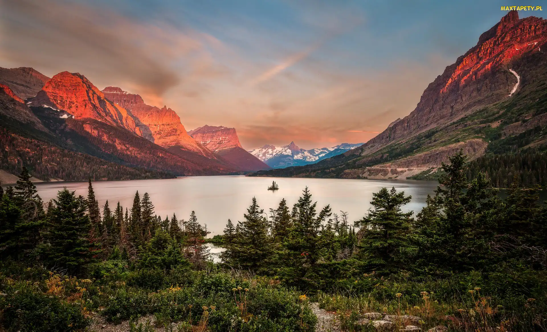 Saint Mary Lake, Drzewa, Jezioro, Park Narodowy Glacier, Stany Zjednoczone, Zachód słońca, Chmury, Montana, Góry Skaliste