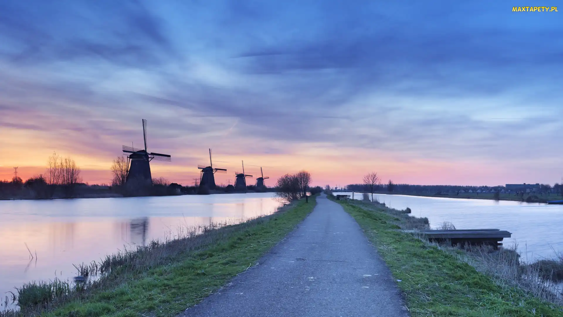 Rzeka, Drzewa, Wiatraki, Niebo, Wieś Kinderdijk, Wschód słońca, Holandia, Droga