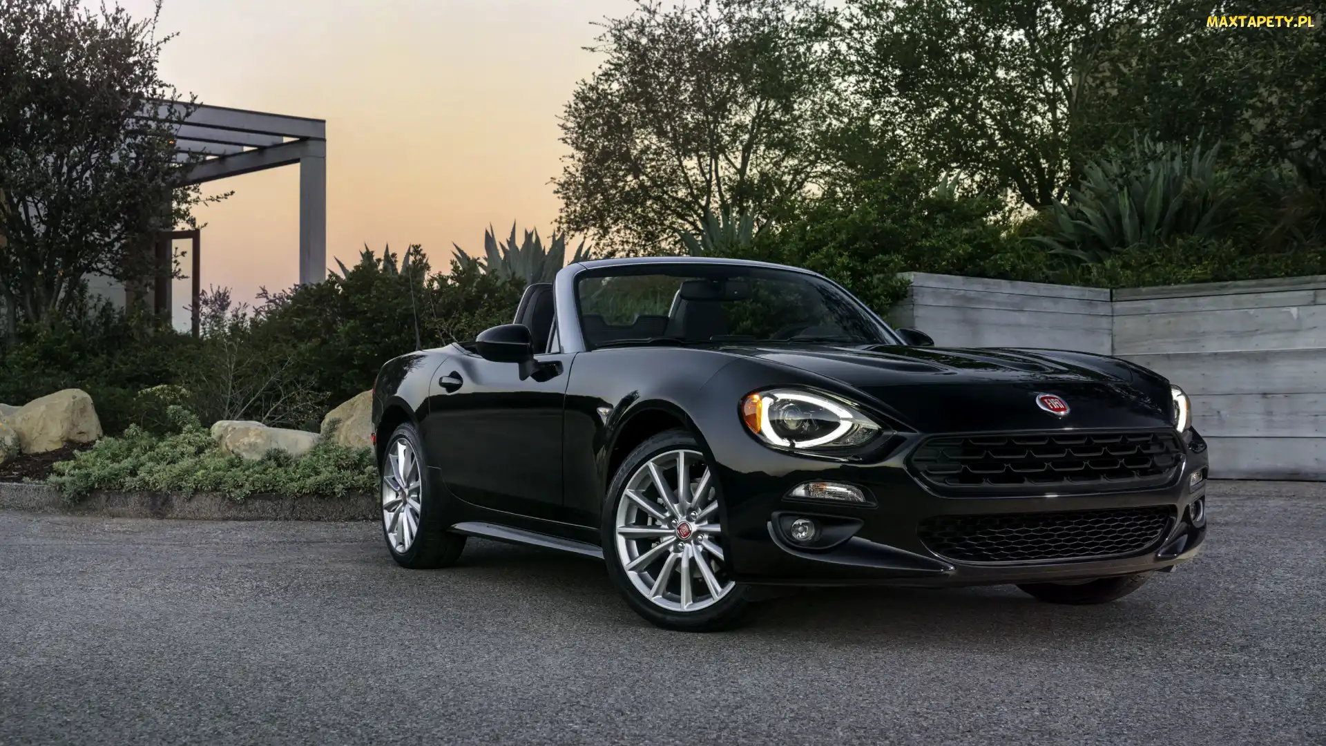 Czarny, Fiat 124 Spider