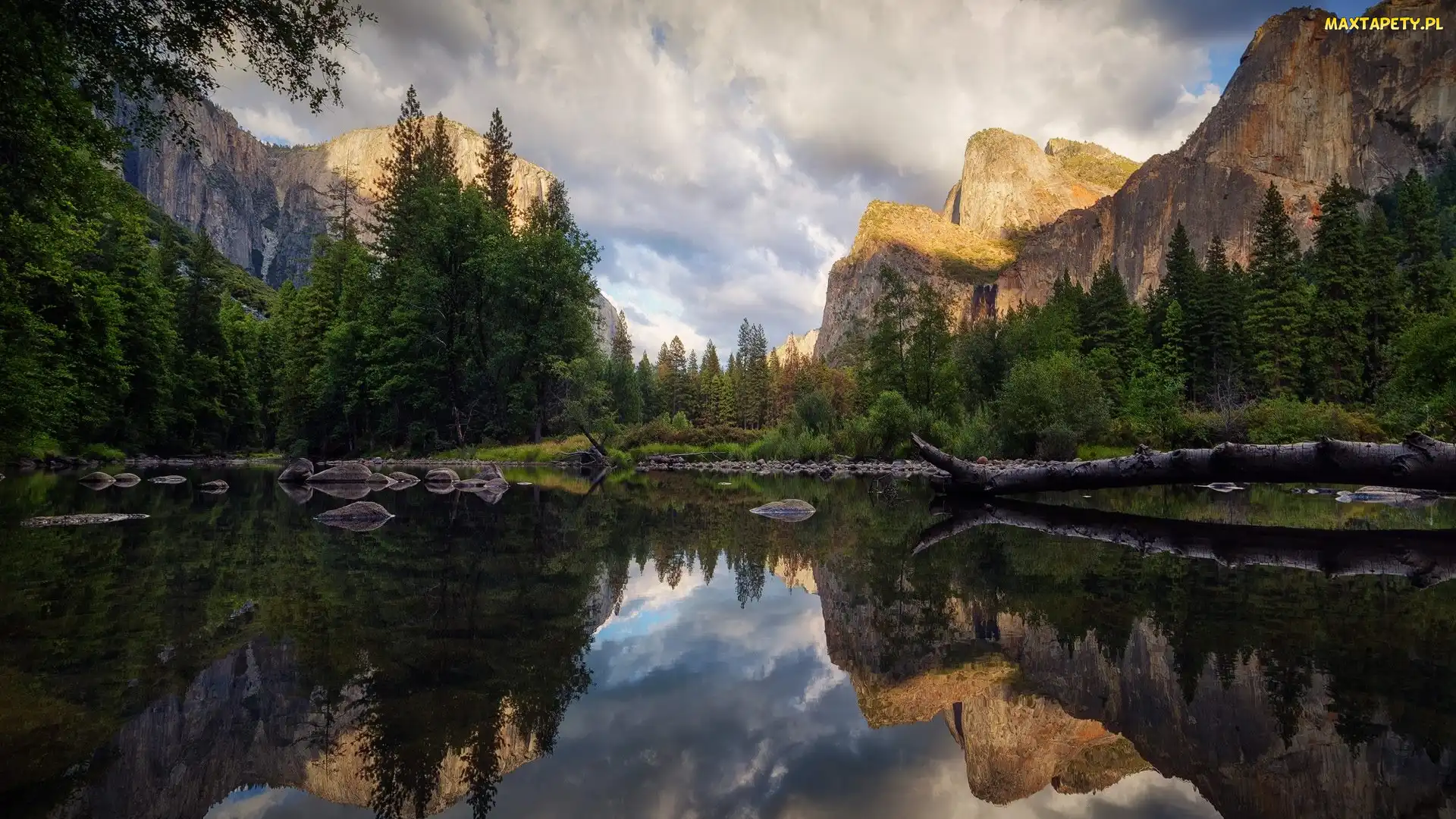 Park Narodowy Yosemite, Sierra Nevada, Kalifornia, Stany Zjednoczone, Chmury, Merced River, Rzeka, Drzewa, Góry