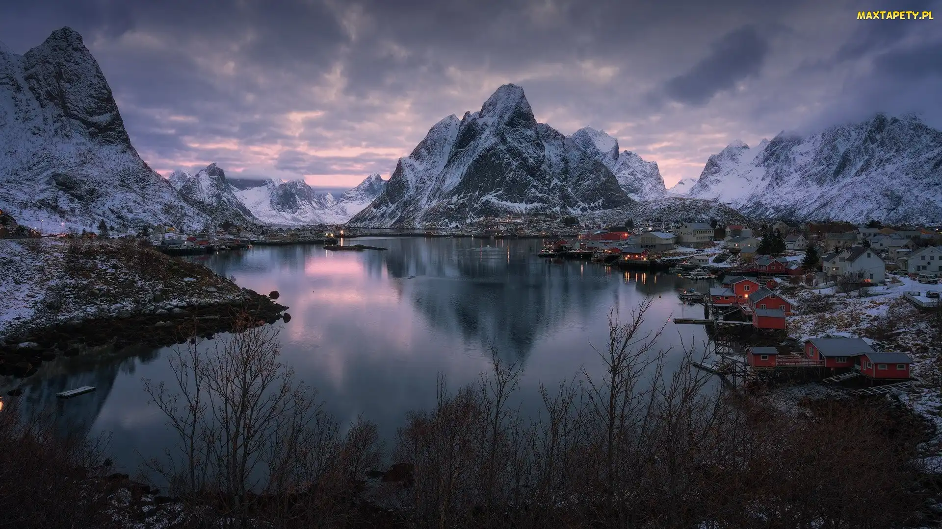Lofoty, Norwegia, Chmury, Morze Norweskie, Domy, Góry, Wieś Reine
