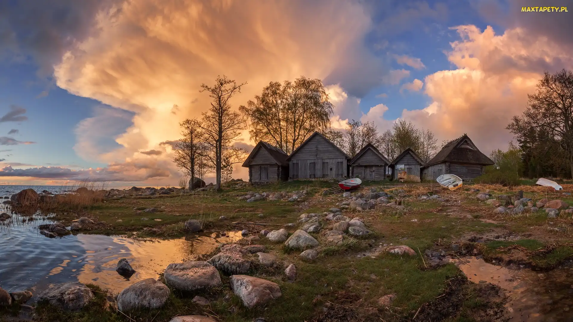 Zachód słońca, Morze Bałtyckie, Estonia, Domy, Łódki, Drewniane, Brzeg, Gmina Vihula, Chmury, Wieś Altja, Drzewa