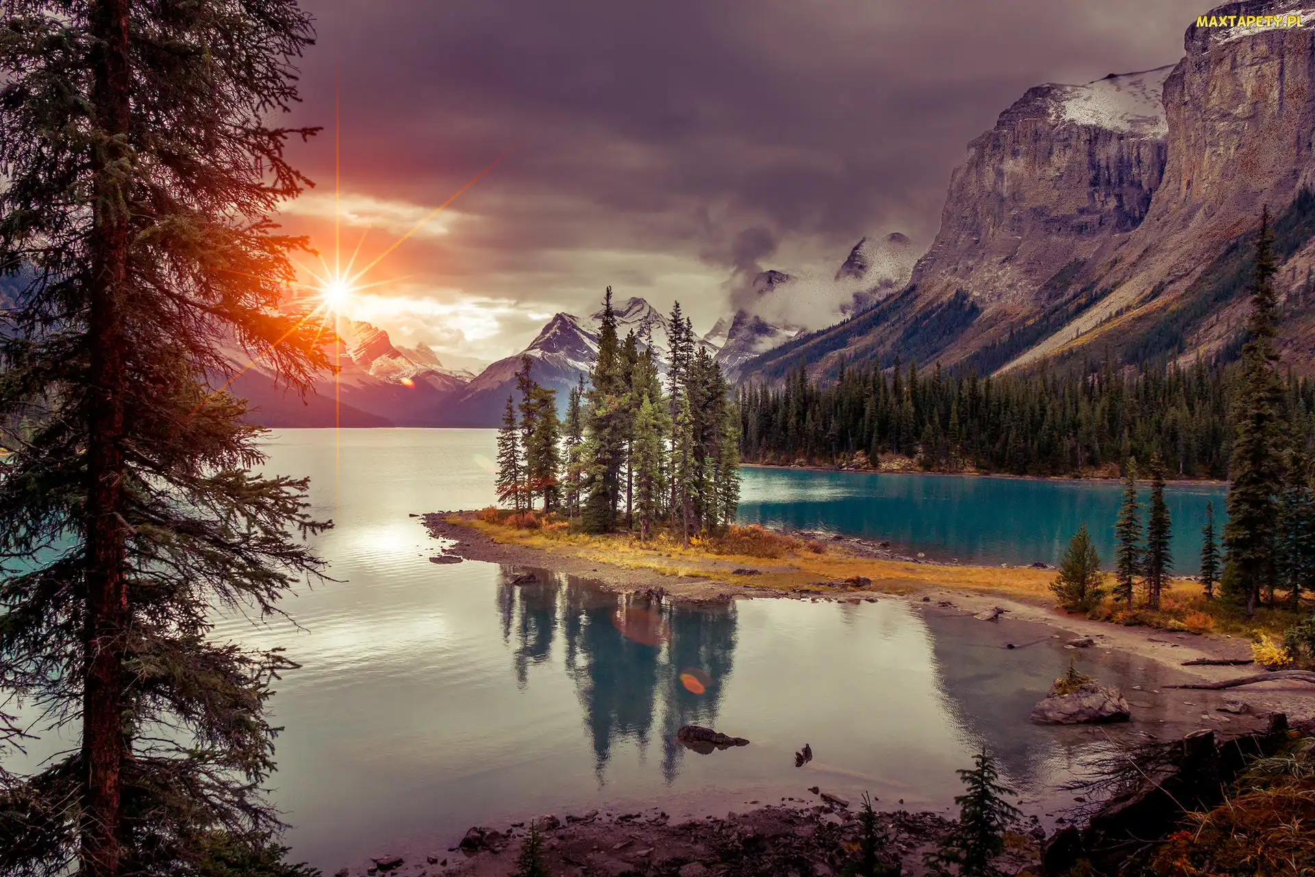 Kanada, Zachód słońca, Chmury, Alberta, Promienie słońca, Góry, Jezioro Maligne, Wyspa Ducha, Park Narodowy Jasper, Drzewa