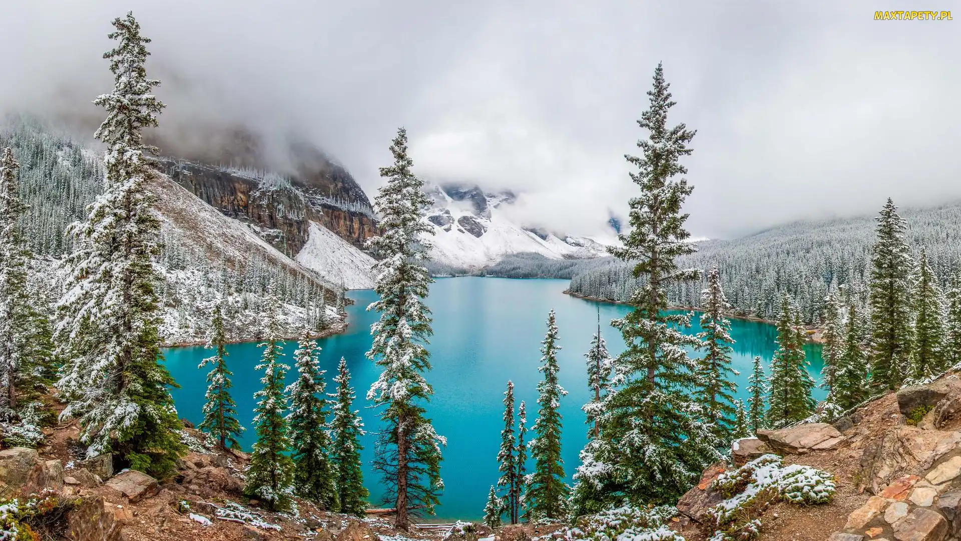 Park Narodowy Banff, Alberta, Kamienie, Zima, Jezioro, Góry, Lasy, Świerki, Chmury, Moraine Lake, Śnieg, Kanada, Drzewa