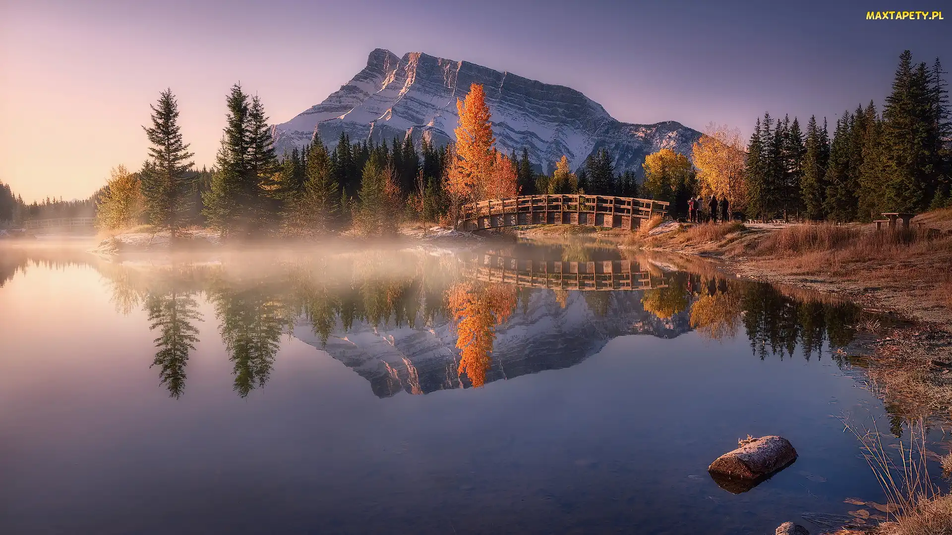 Drzewa, Las, Park Narodowy Banff, Mostek, Mgła, Kanada, Góra Mount Rundle, Alberta, Odbicie, Jezioro, Two Jack Lake