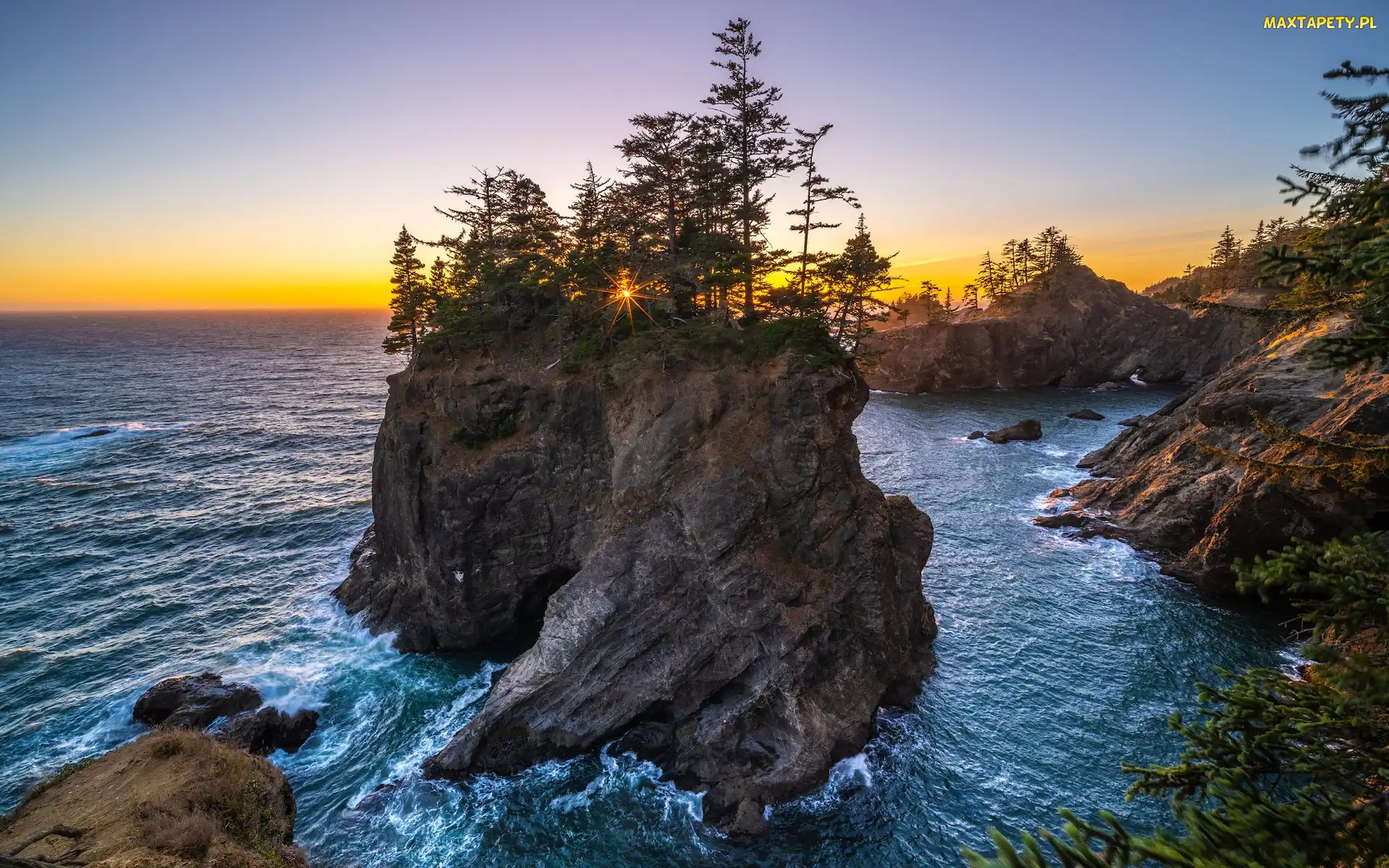 Samuel H. Boardman State Scenic Corridor, Promienie słońca, Wybrzeże, Park stanowy, Morze, Oregon, Skały, Drzewa, Stany Zjednoczone, Wysepka