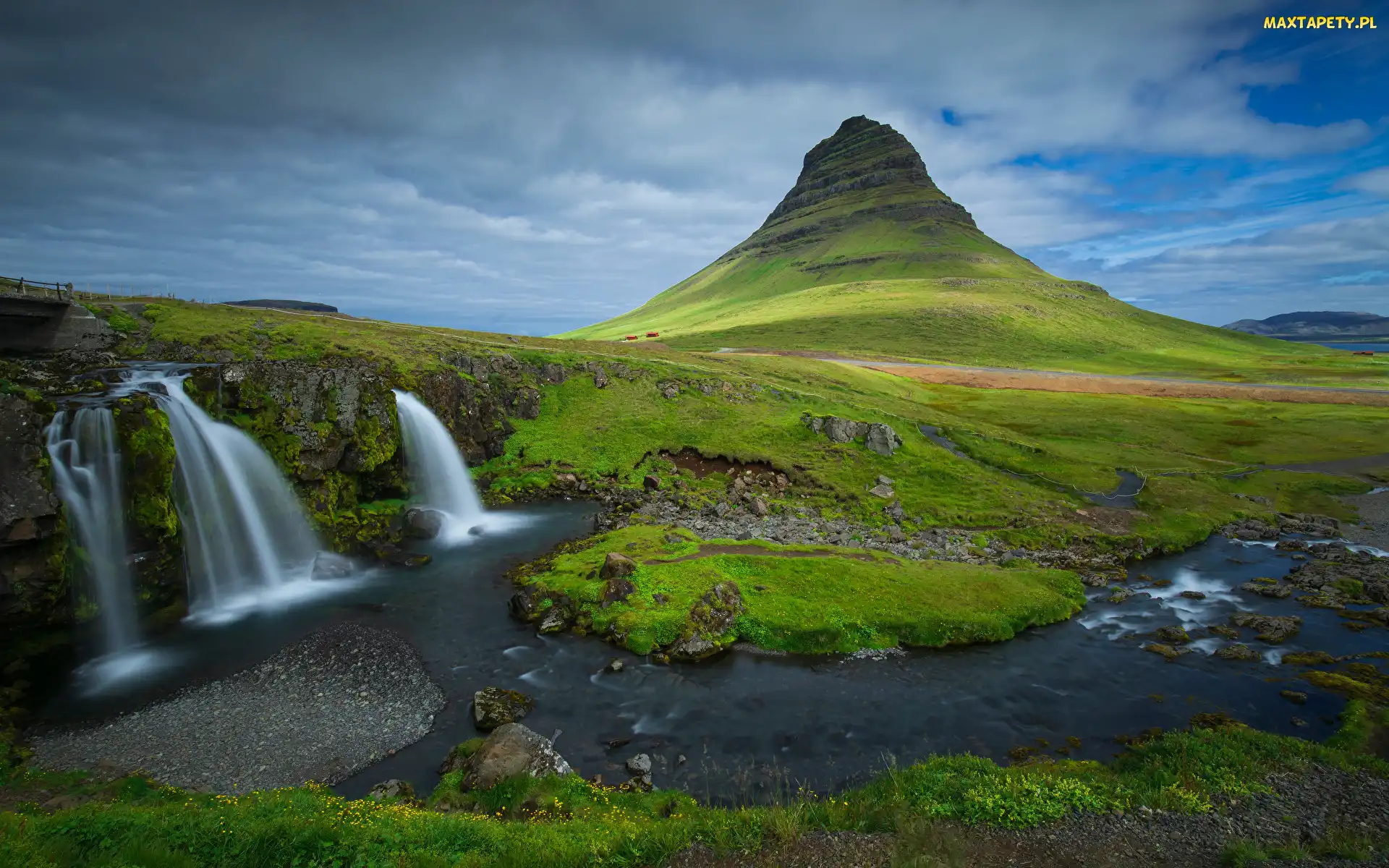Kirkjufell, Góra, Islandia, Kirkjufellsfoss, Rzeka, Chmury, Wodospad